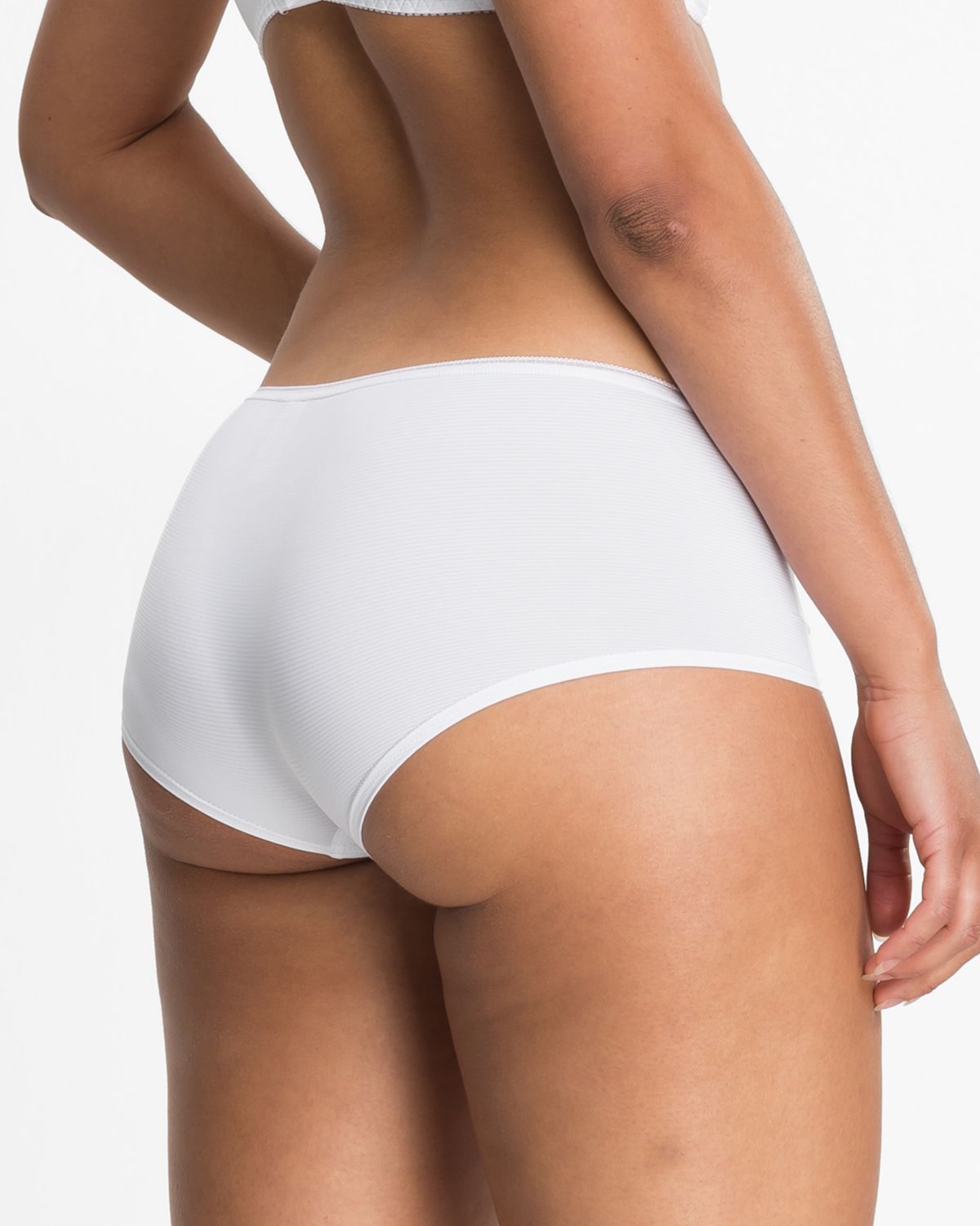 Model trägt Pant in weiß aus der Serie Magic look, Ansicht von hinten.