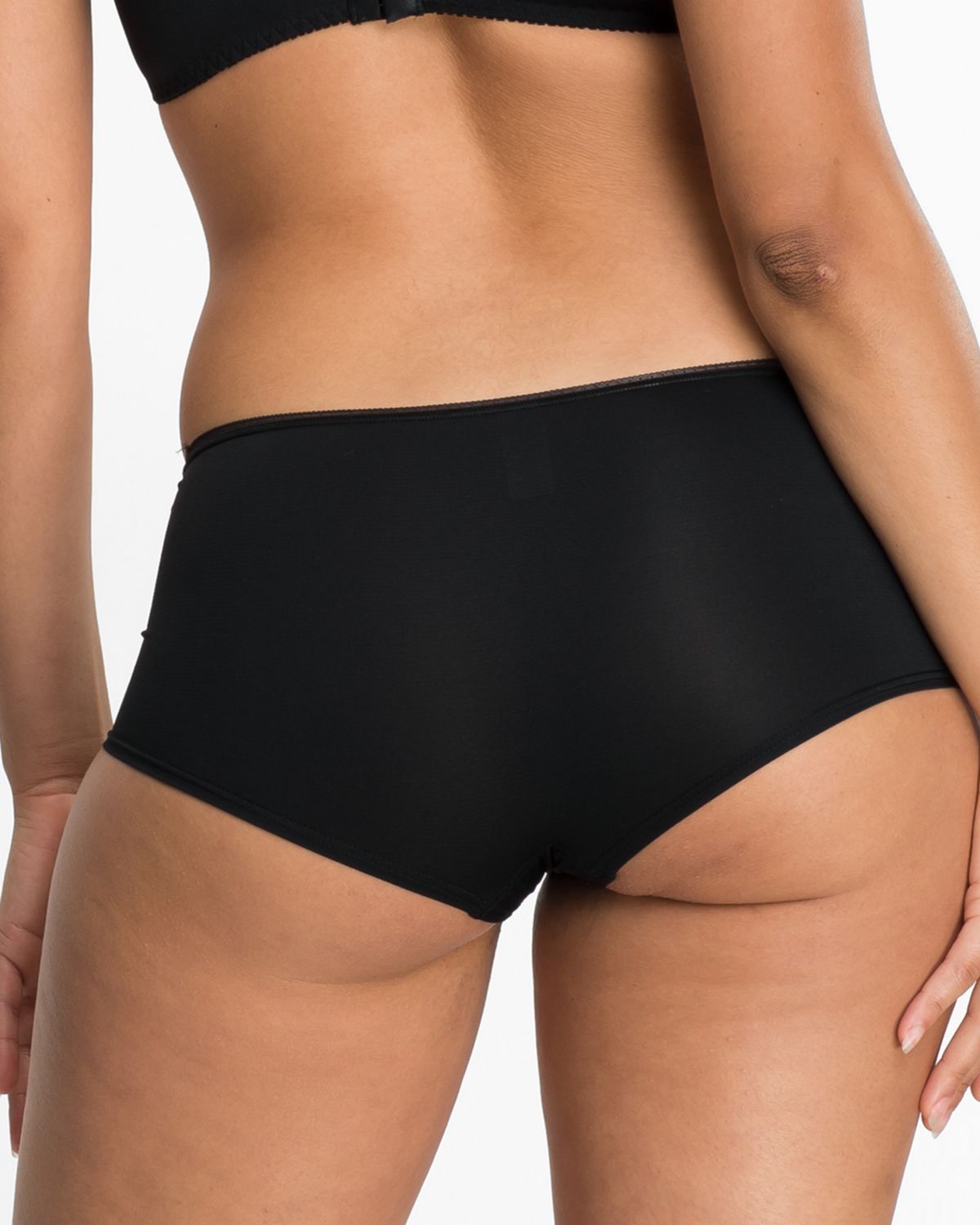 Model trägt Pant in schwarz aus der Serie Magic look, Ansicht von hinten.