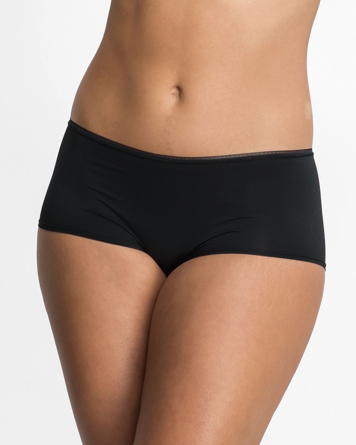 Model trägt Pant in schwarz aus der Serie Magic look, Ansicht von vorne.