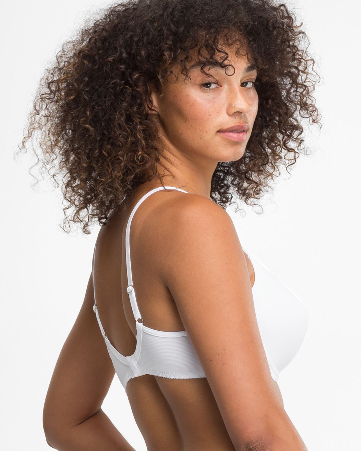 Model trägt Schalen BH mit Bügel in weiß aus der Serie Magic look, Ansicht von hinten.