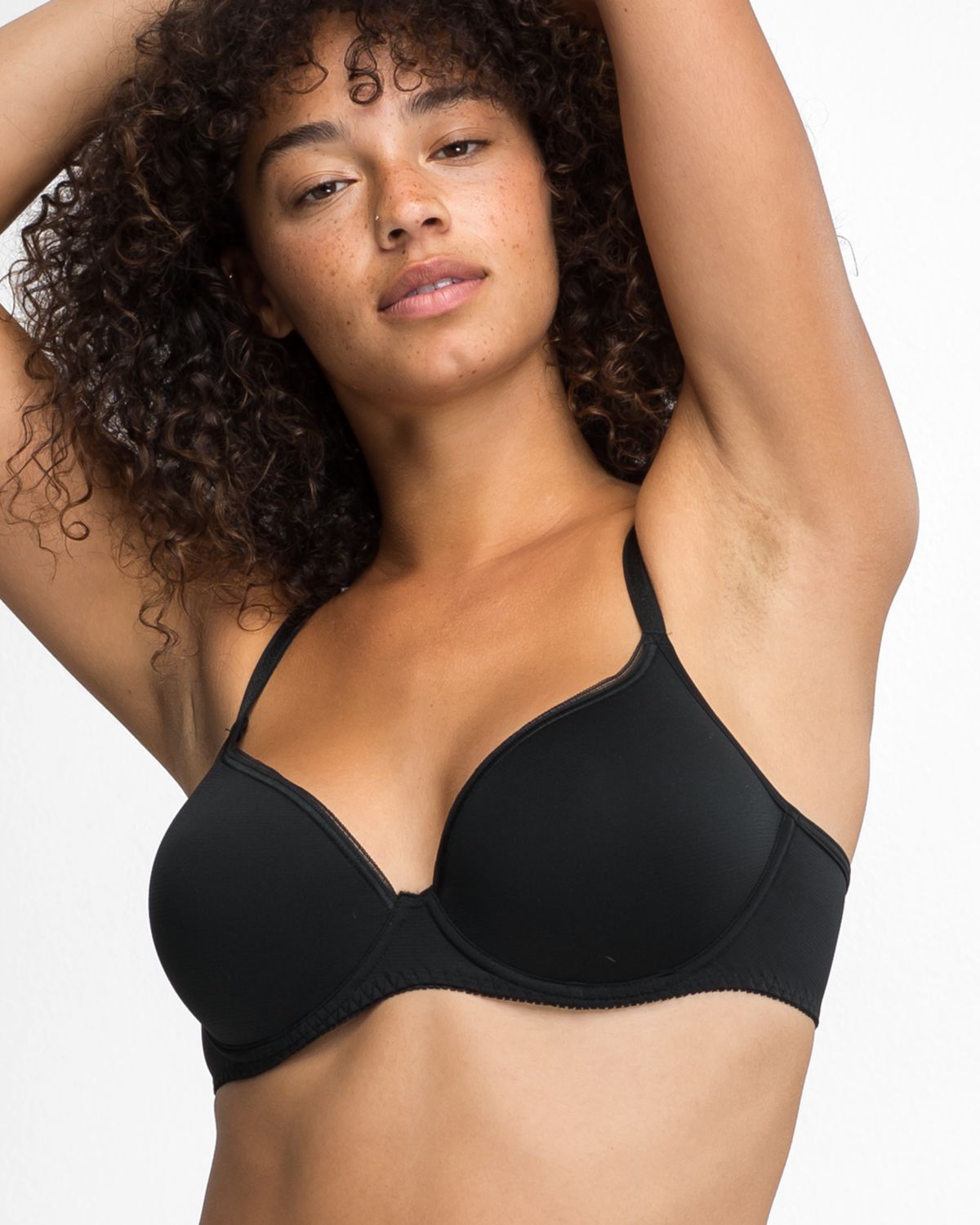 Model trägt Schalen BH mit Bügel in schwarz aus der Serie Magic look, Ansicht von vorne.