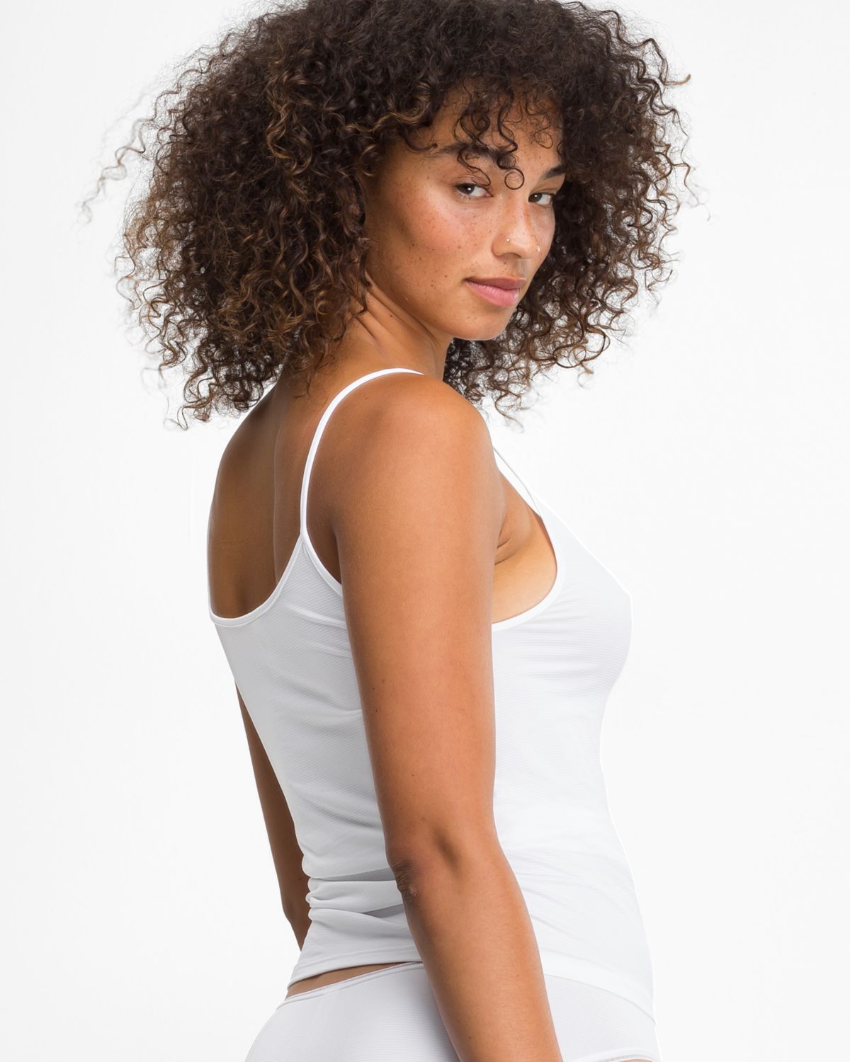 Model trägt Hemd in weiß aus der Serie Magic look, Ansicht von hinten.