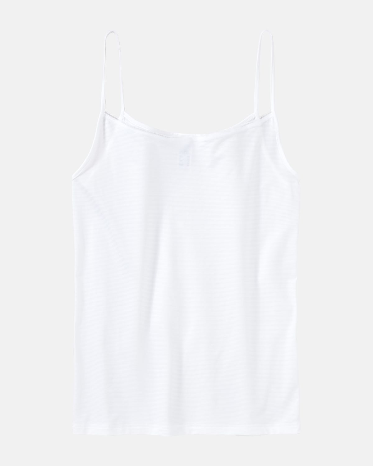 Hemd in weiß aus der Serie Magic look, flach auf einer Oberfläche liegend.