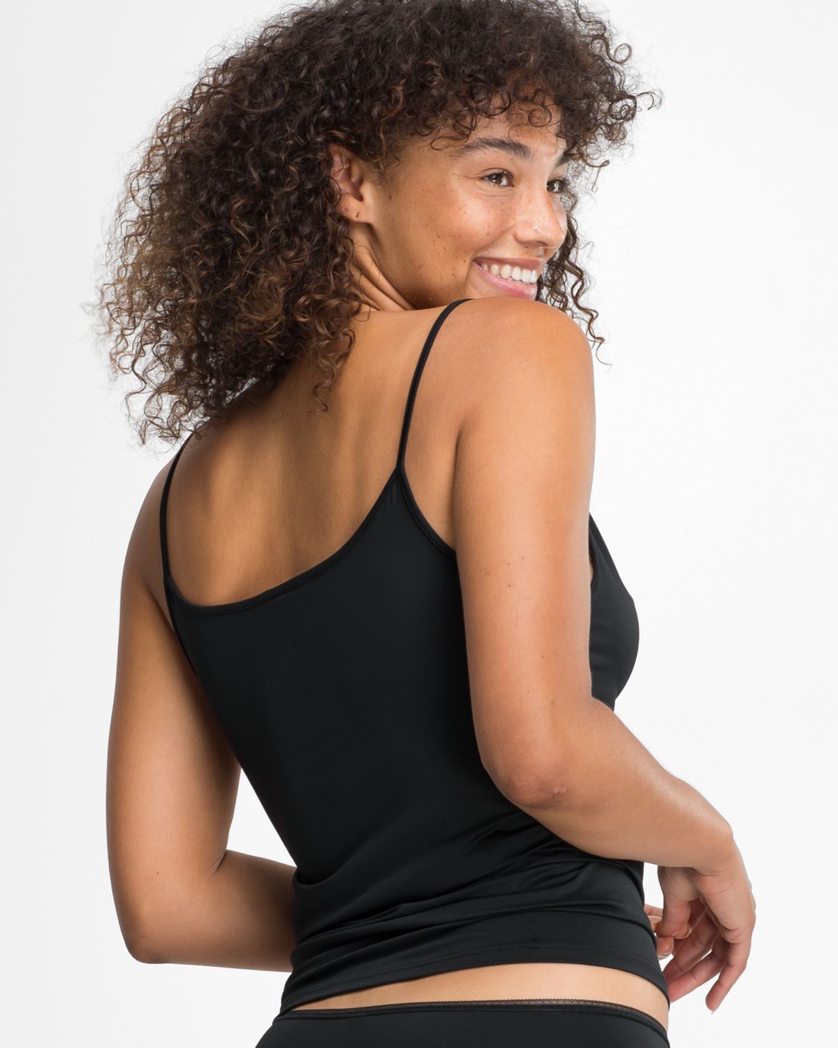 Model trägt Hemd in schwarz aus der Serie Magic look, Ansicht von hinten.