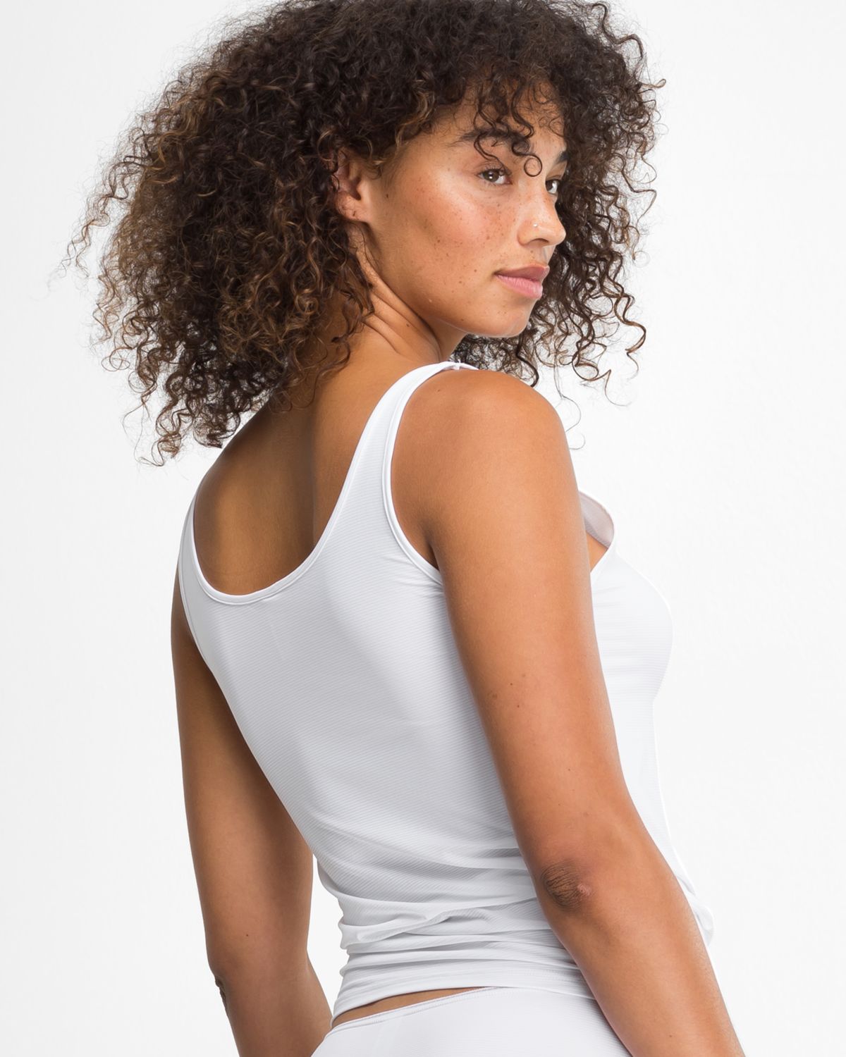 Model trägt Achselhemd in weiß aus der Serie Magic look, Ansicht von hinten.