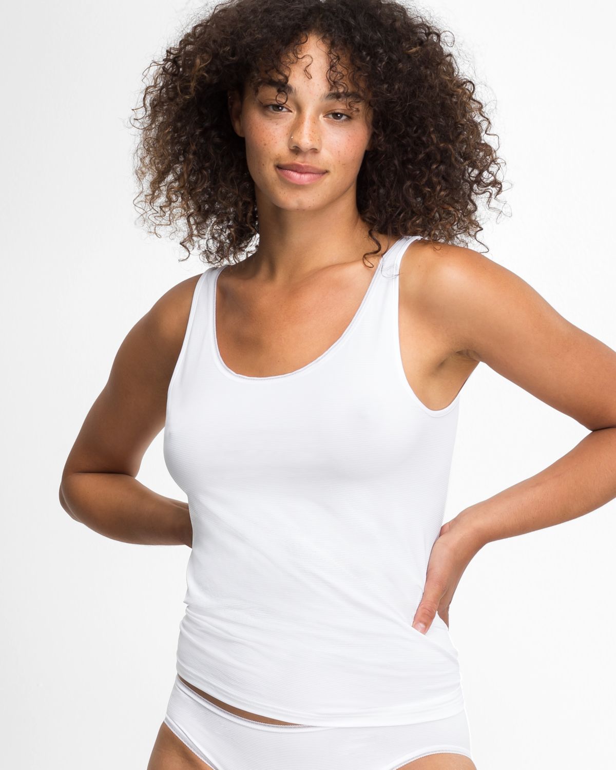 Model trägt Achselhemd in weiß aus der Serie Magic look, Ansicht von vorne.