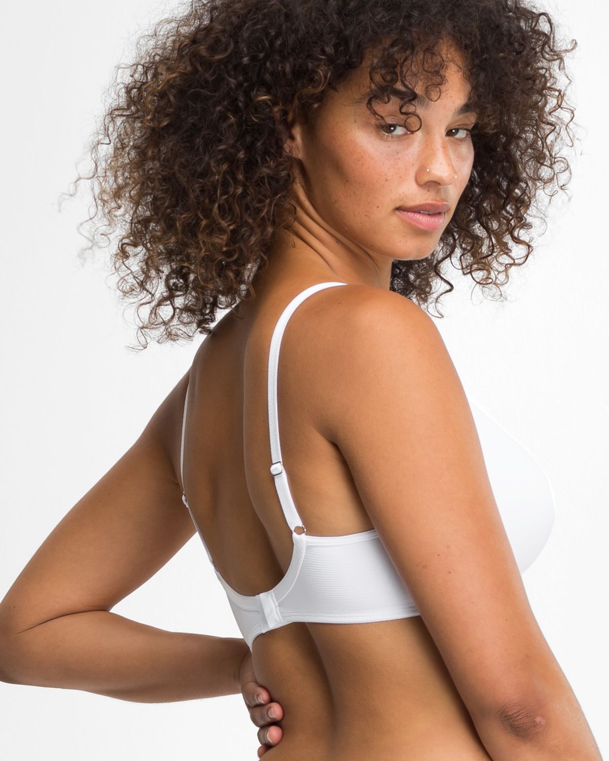 Model trägt Schalen BH Triangle in weiß aus der Serie Magic look, Ansicht von hinten.