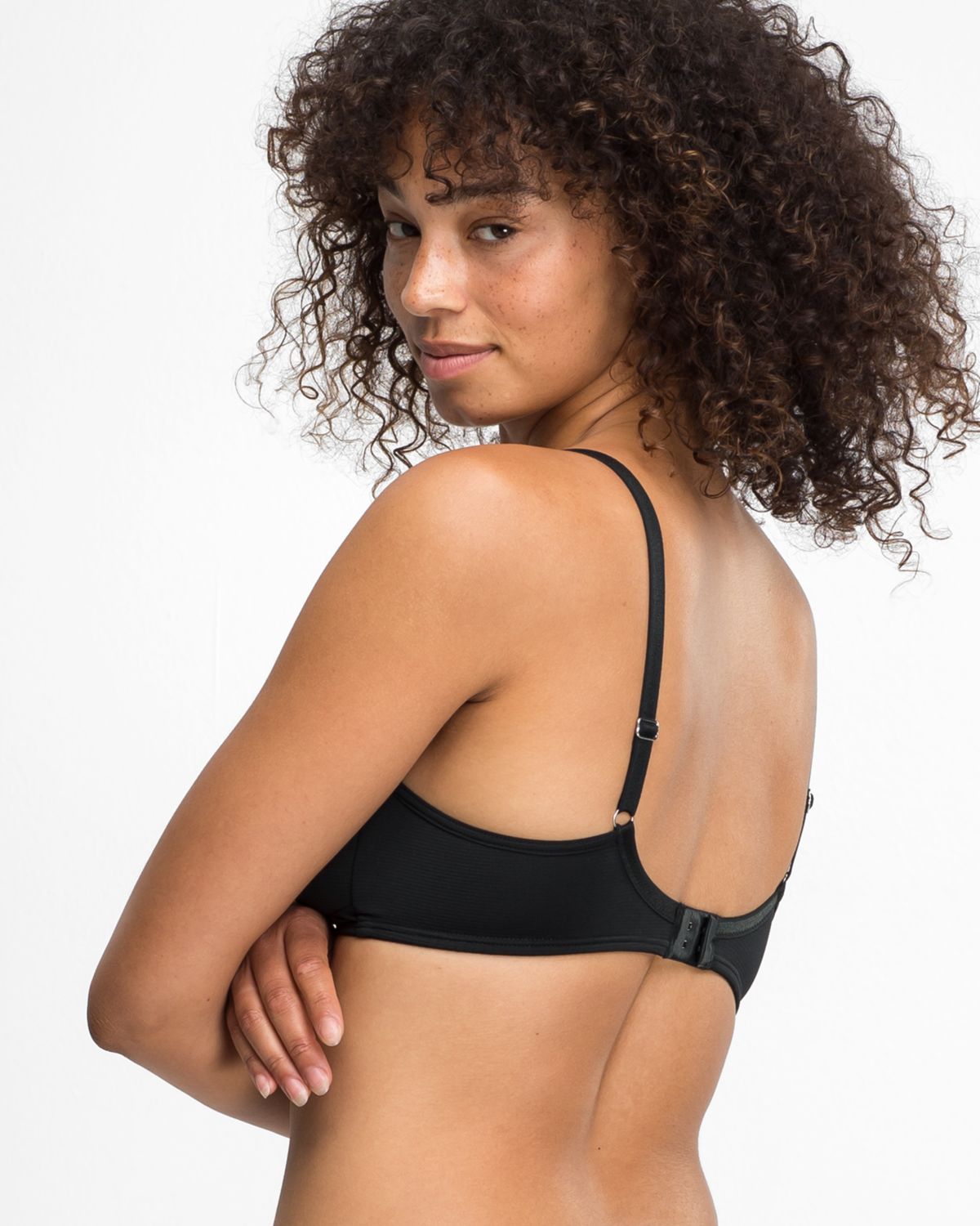 Model trägt Schalen BH Triangle in schwarz aus der Serie Magic look, Ansicht von hinten.