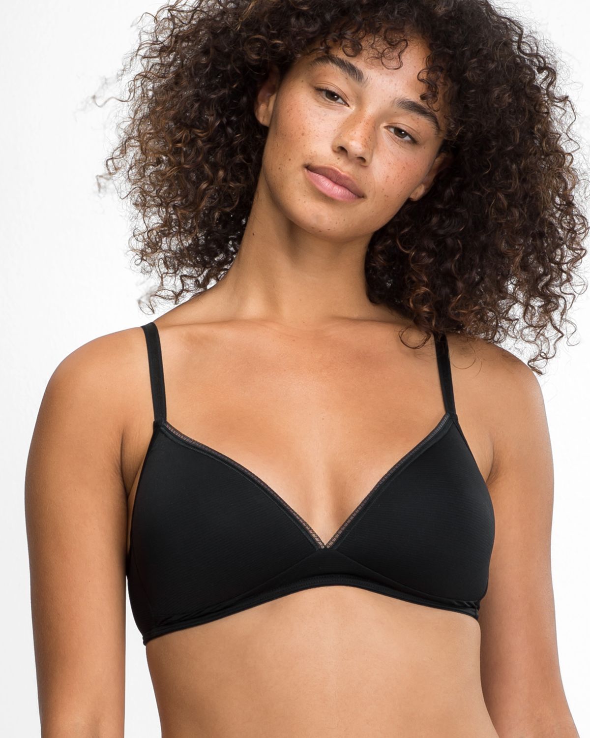 Model trägt Schalen BH Triangle in schwarz aus der Serie Magic look, Ansicht von vorne.