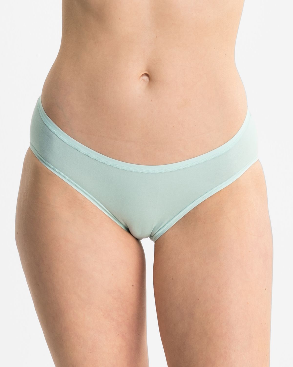 Model trägt Bikinislip in minze aus der Serie Natural Beauty, Ansicht von vorne.