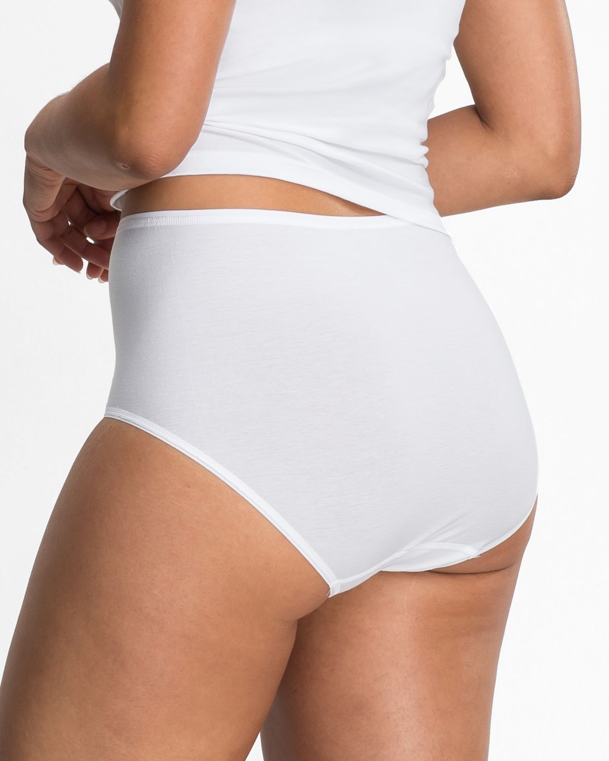 Model trägt Maxislip in off white aus der Serie Natural Beauty, Ansicht von hinten.