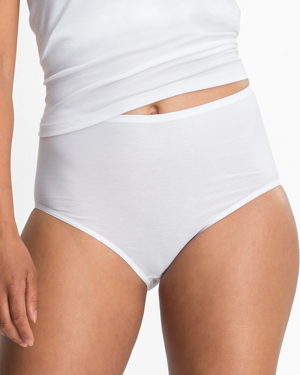 Model trägt Maxislip in off white aus der Serie Natural Beauty, Ansicht von vorne.