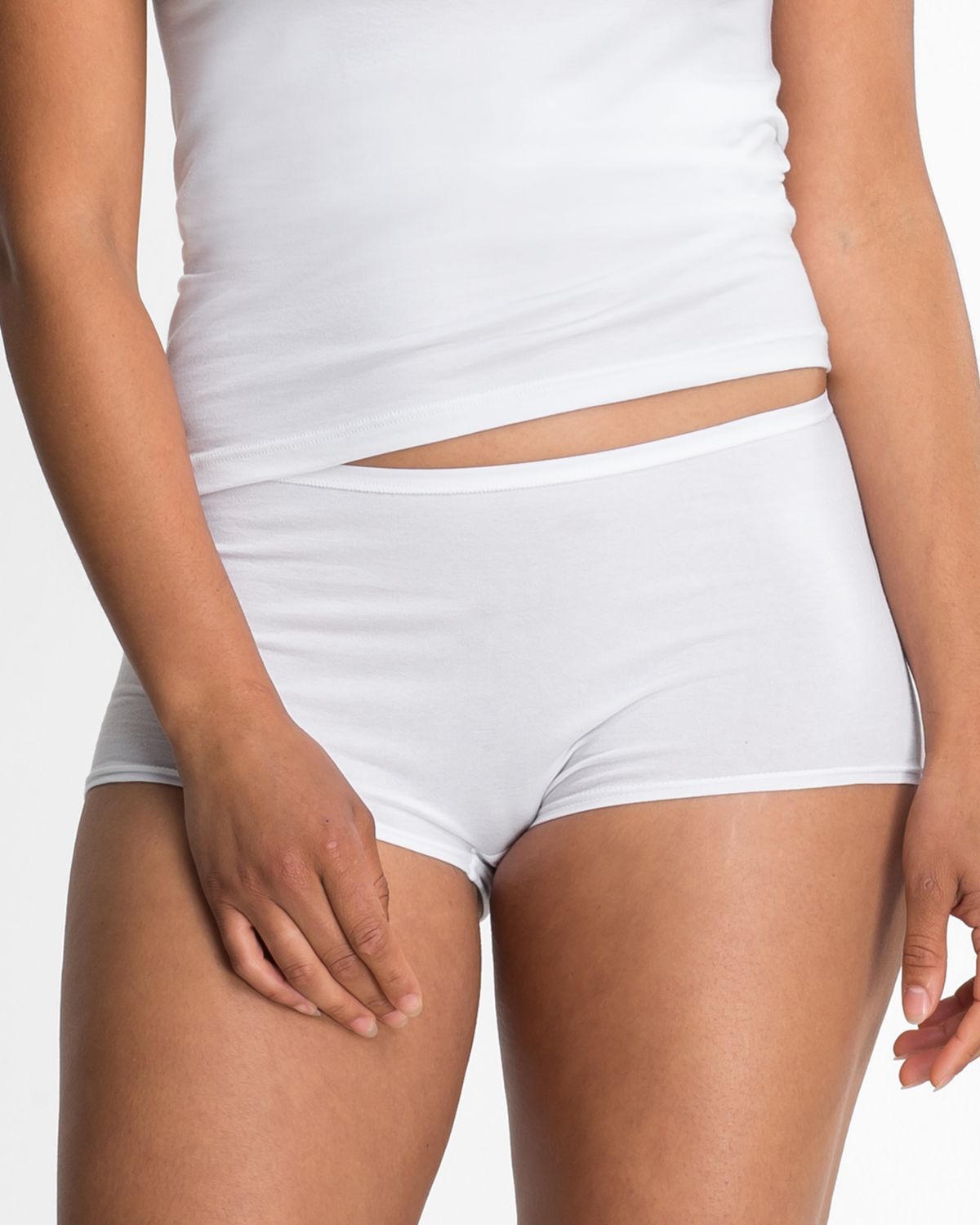 Model trägt Pant in off white aus der Serie Natural Beauty, Ansicht von vorne.