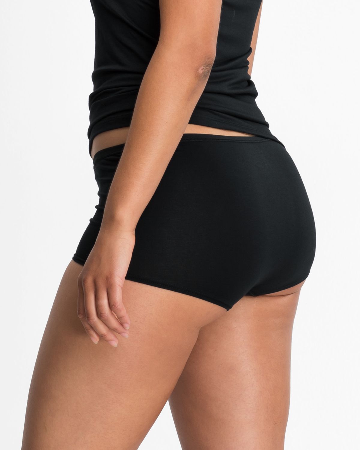 Model trägt Pant in schwarz aus der Serie Natural Beauty, Ansicht von hinten.