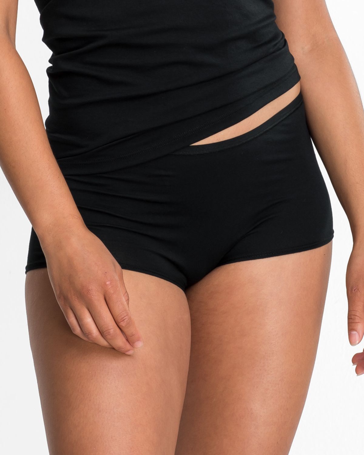 Model trägt Pant in schwarz aus der Serie Natural Beauty, Ansicht von vorne.