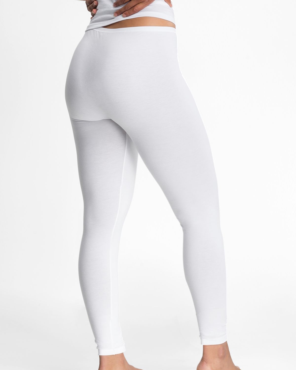 Model trägt Lange Hose in off white aus der Serie Natural Beauty, Ansicht von hinten.