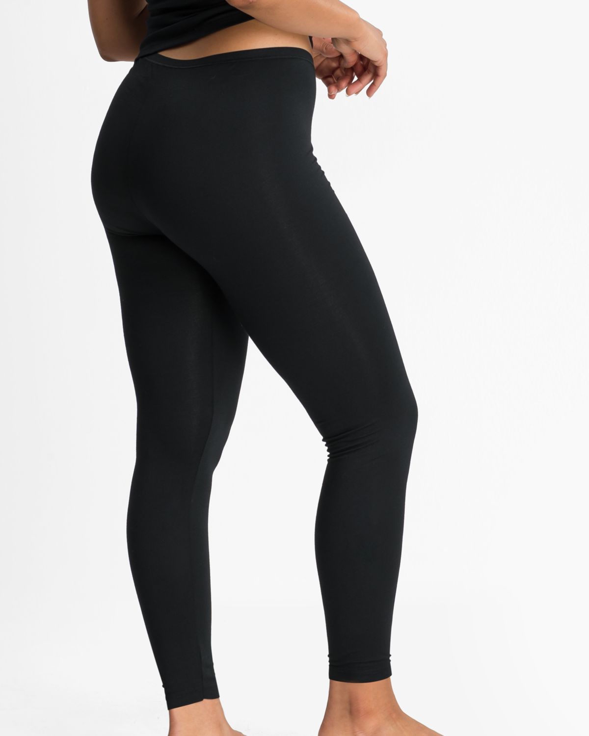 Model trägt Lange Hose in schwarz aus der Serie Natural Beauty, Ansicht von hinten.