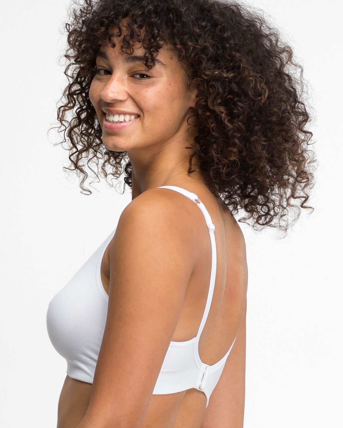 Model trägt Soft BH gemoldet in off white aus der Serie Natural Beauty, Ansicht von hinten.