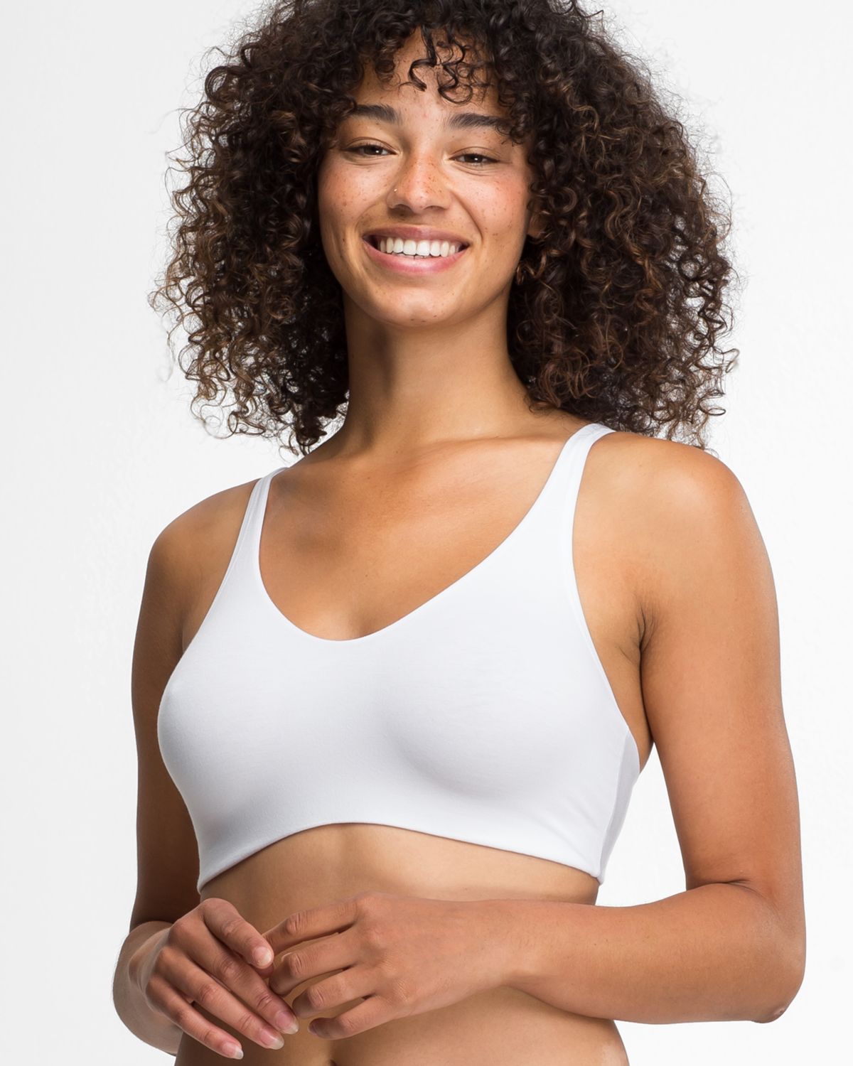 Model trägt Soft BH gemoldet in off white aus der Serie Natural Beauty, Ansicht von vorne.