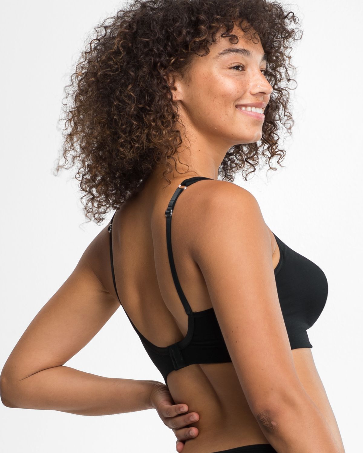 Model trägt Soft BH gemoldet in schwarz aus der Serie Natural Beauty, Ansicht von hinten.