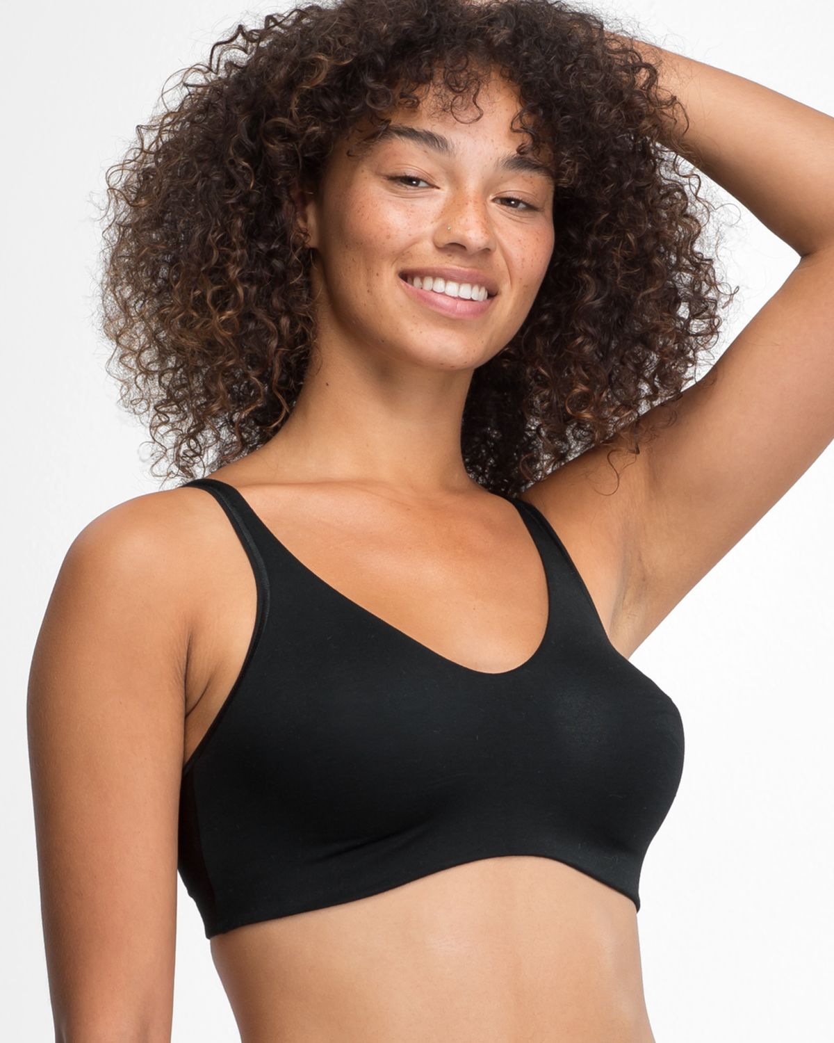 Model trägt Soft BH gemoldet in schwarz aus der Serie Natural Beauty, Ansicht von vorne.