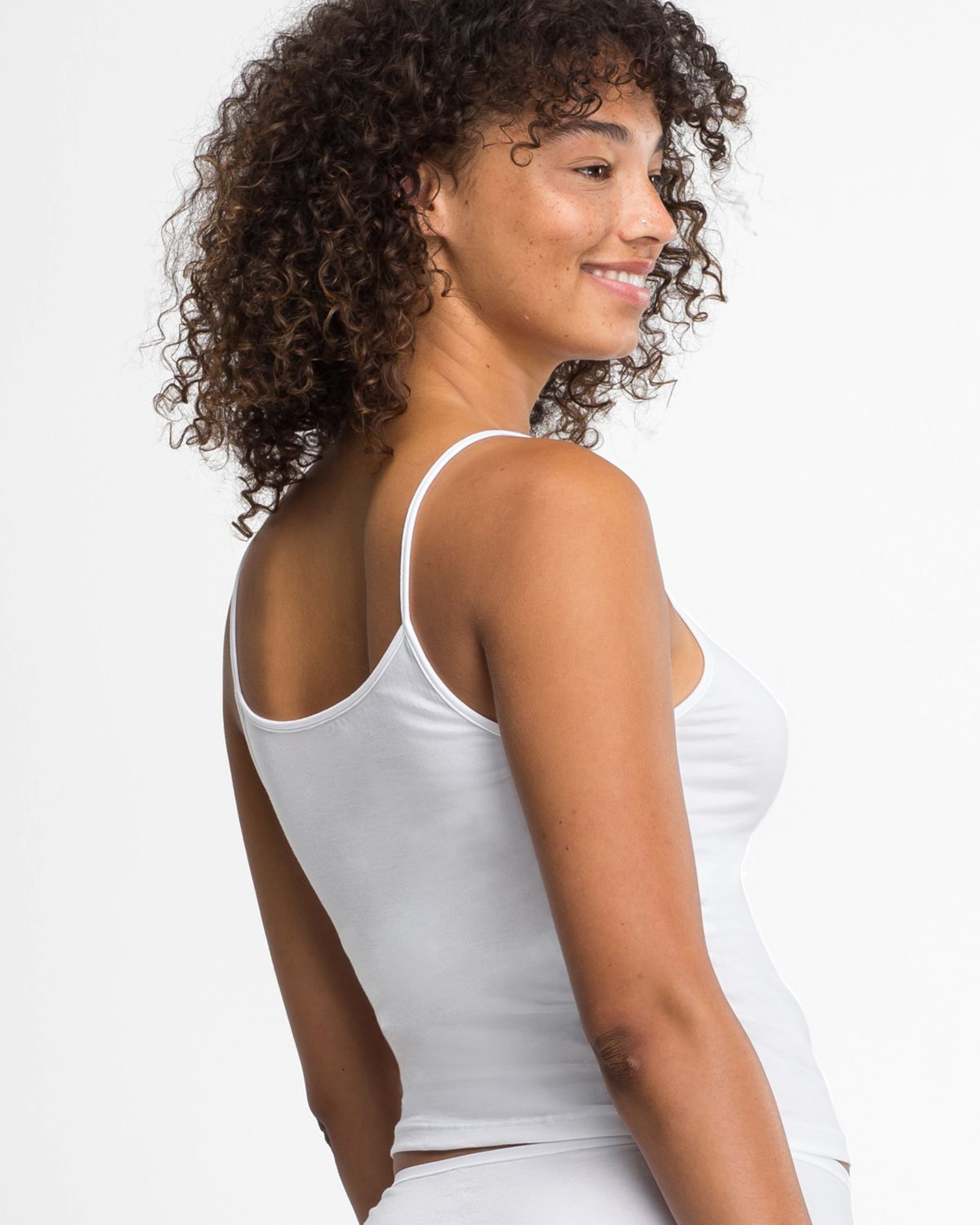 Model trägt Spaghettitop in off white aus der Serie Natural Beauty, Ansicht von hinten.