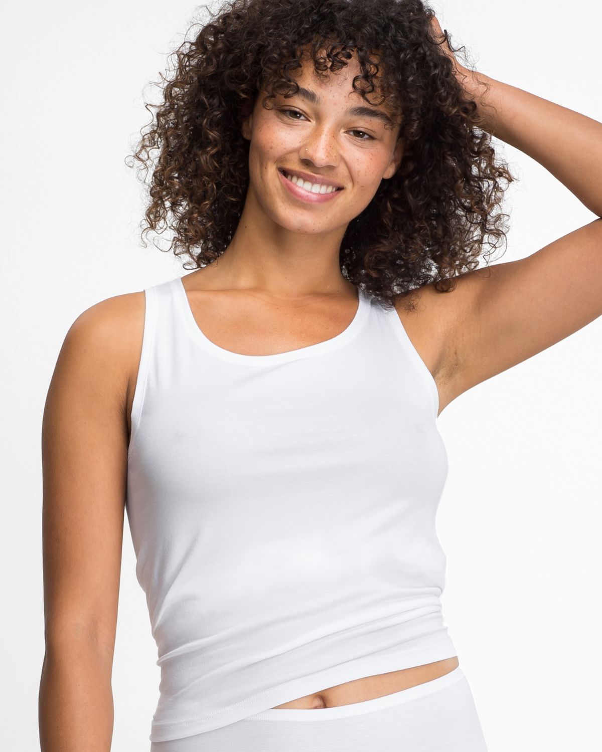 Model trägt Achseltop in off white aus der Serie Natural Beauty, Ansicht von vorne.