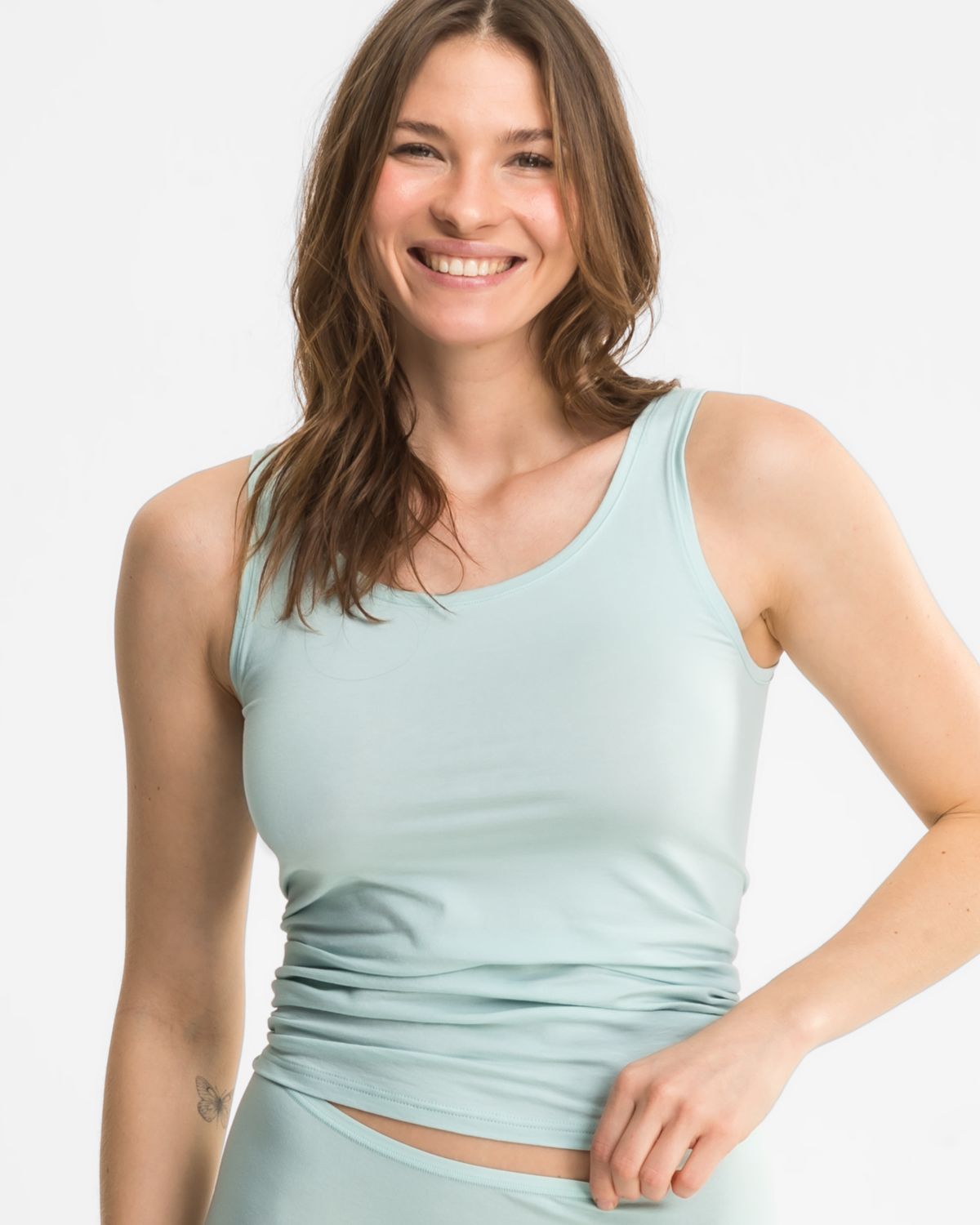 Model trägt Achseltop in minze aus der Serie Natural Beauty, Ansicht von vorne.