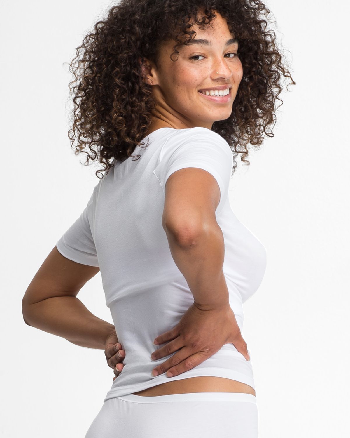 Model trägt Shirt 1/4 Arm in off white aus der Serie Natural Beauty, Ansicht von hinten.