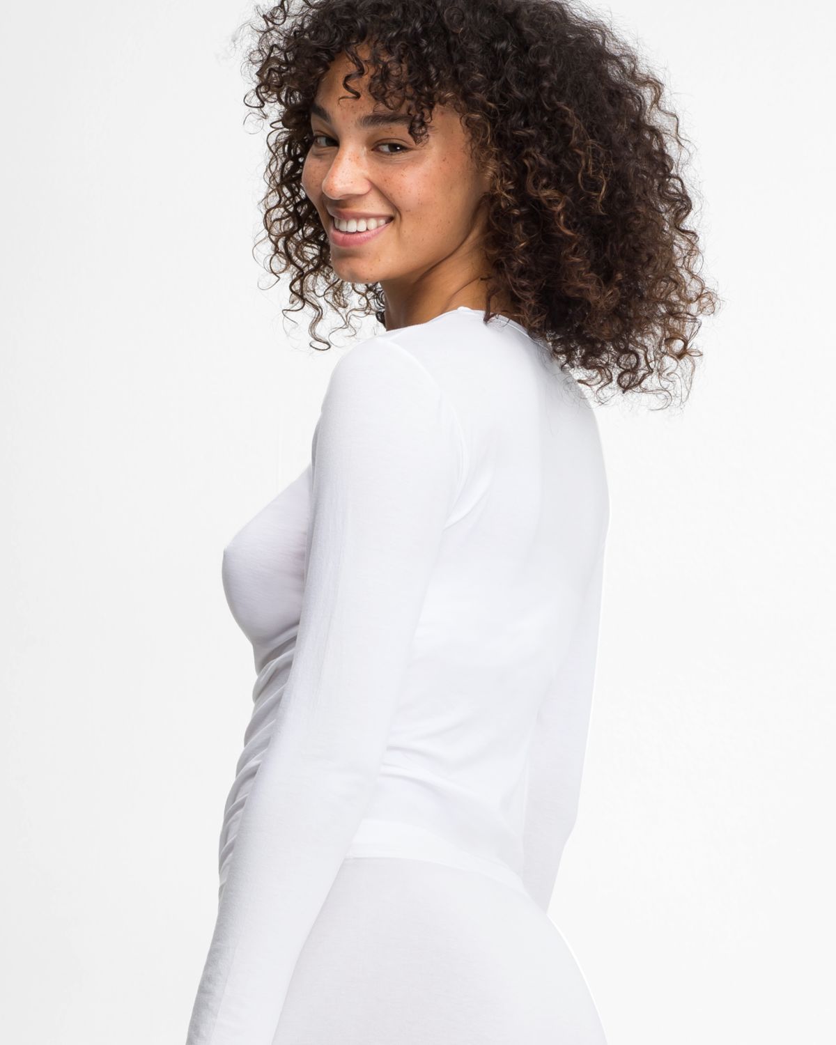 Model trägt Shirt 1/1 Arm in off white aus der Serie Natural Beauty, Ansicht von hinten.