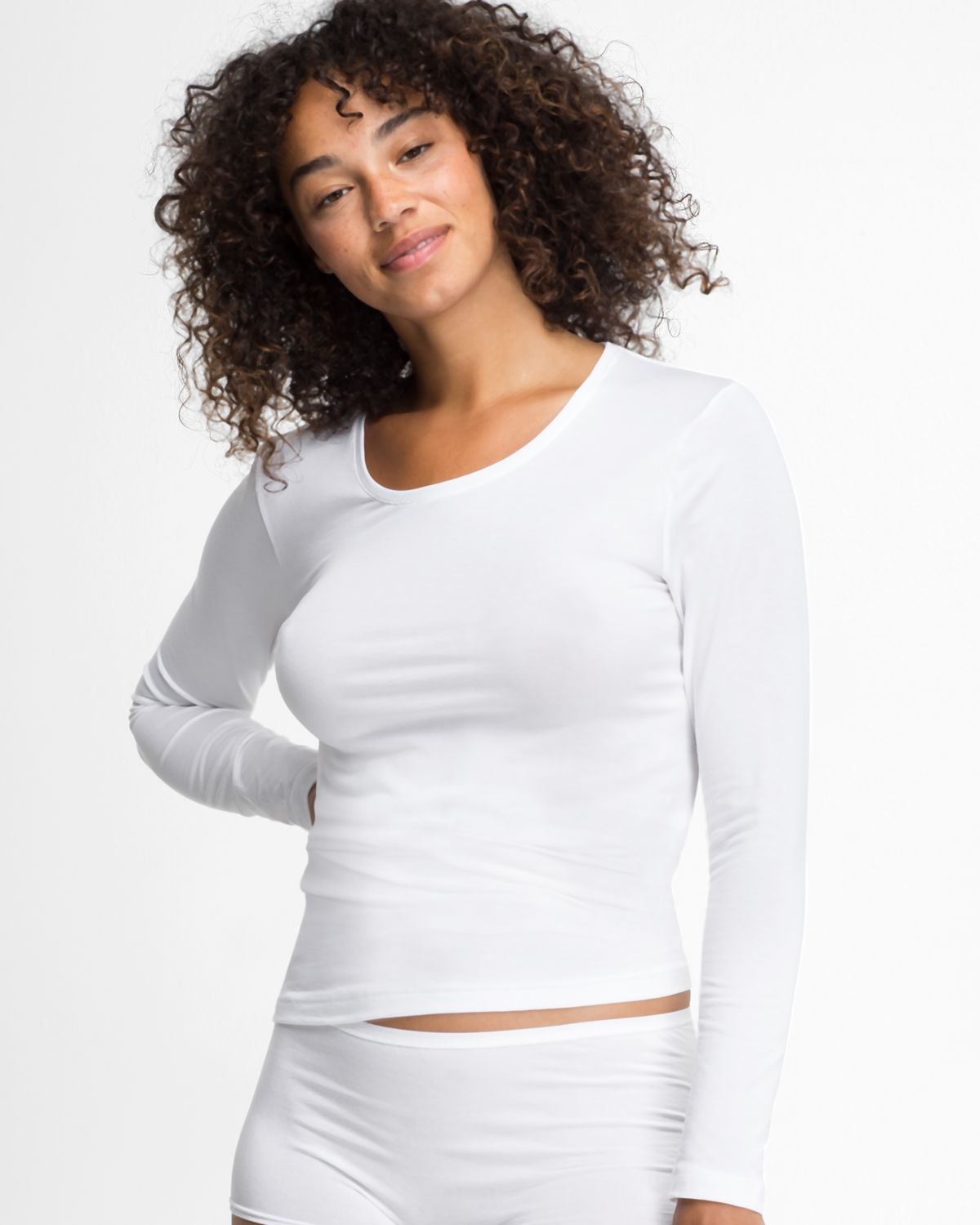 Model trägt Shirt 1/1 Arm in off white aus der Serie Natural Beauty, Ansicht von vorne.