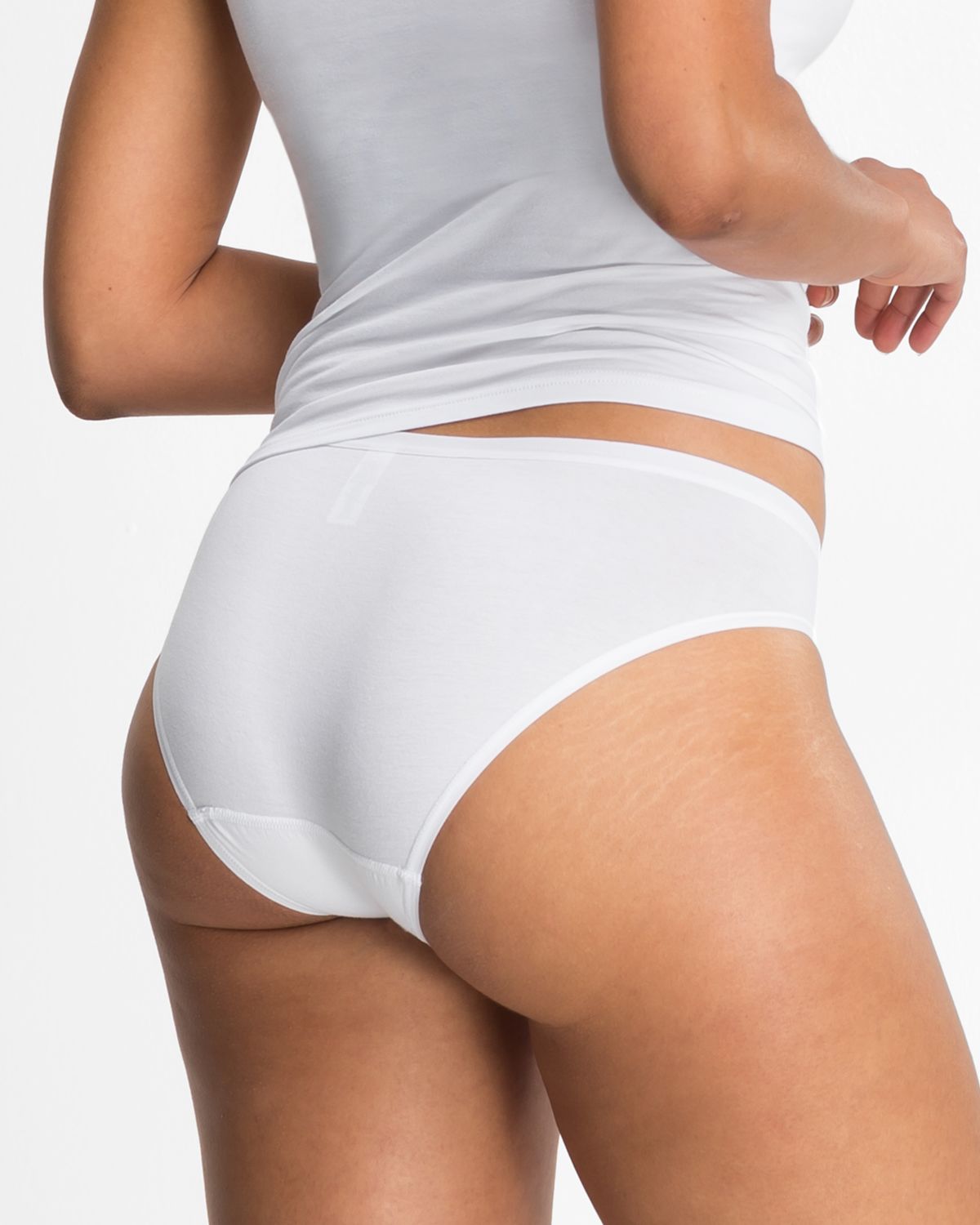 Model trägt Minislip in weiß aus der Serie Take two, Ansicht von hinten.