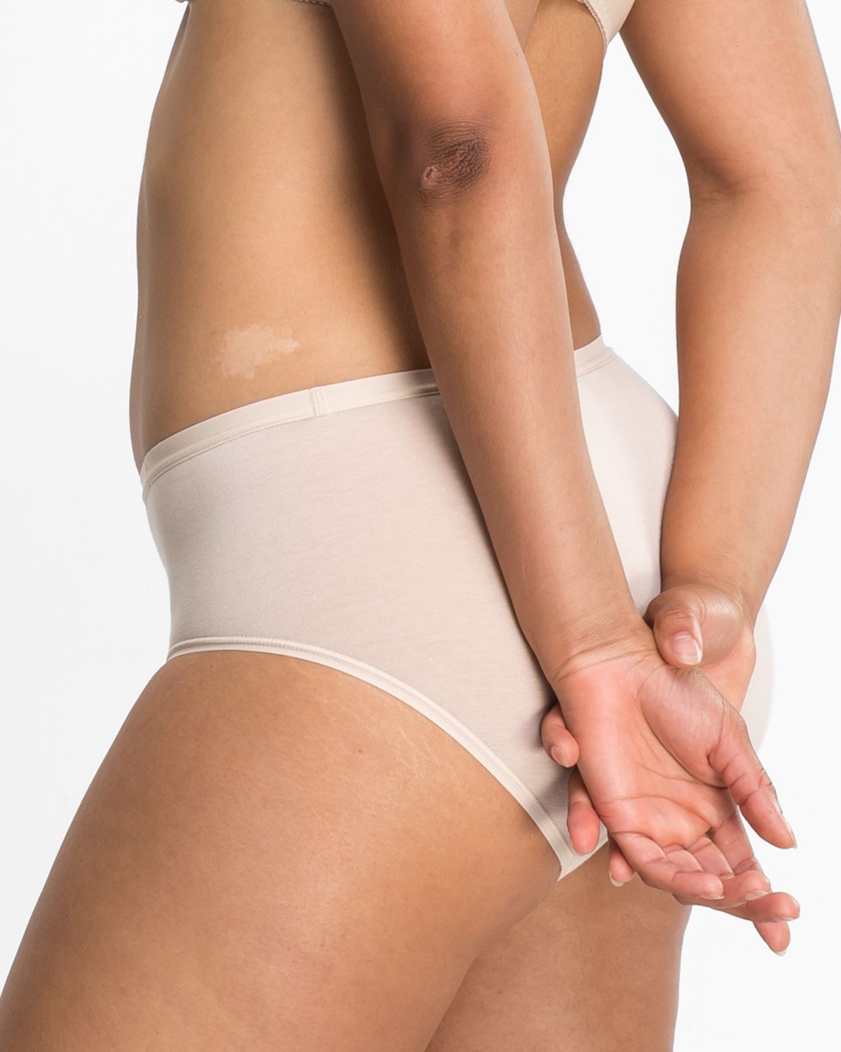 Model trägt Midislip in honey aus der Serie Take two, Ansicht von hinten.