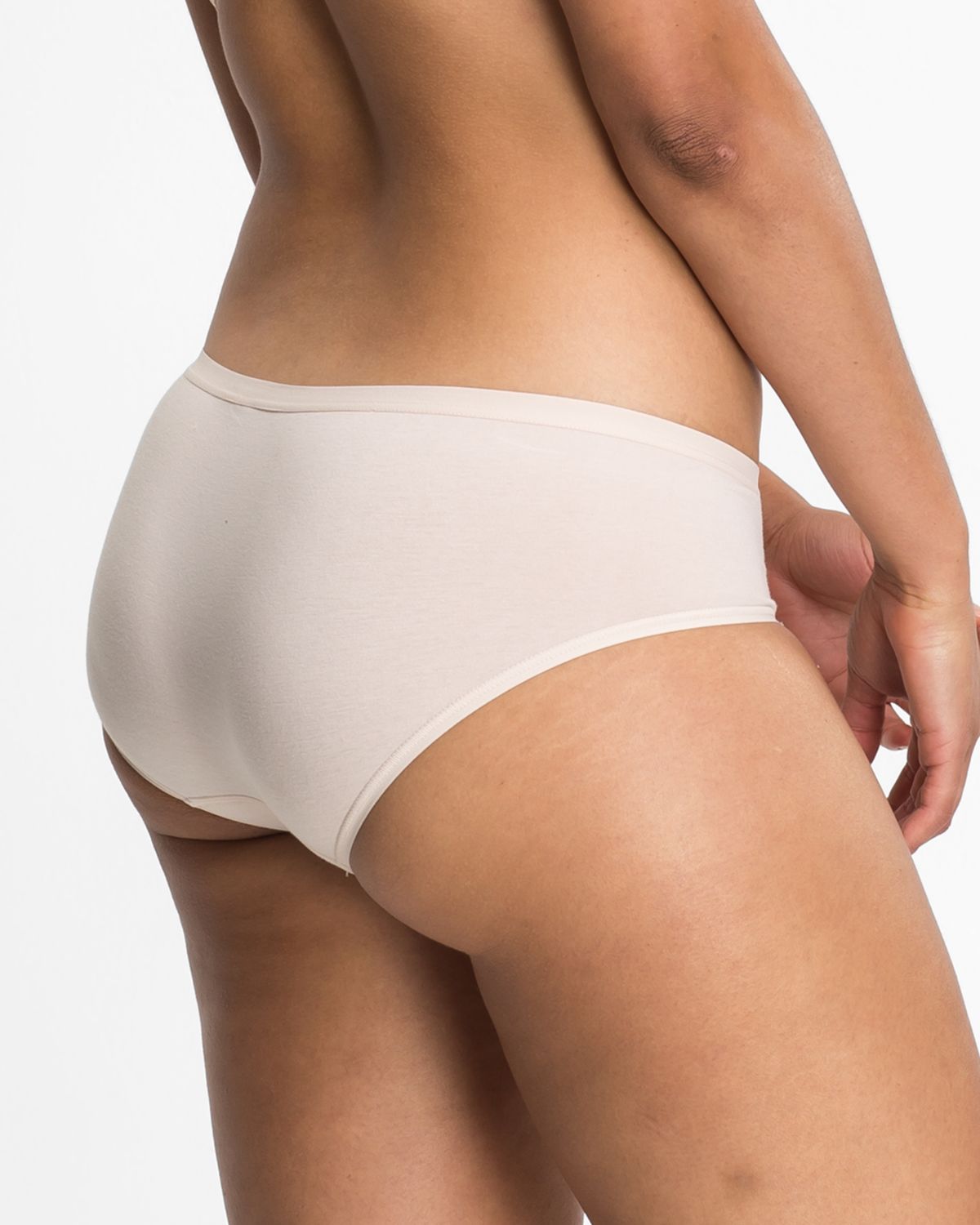 Model trägt Low Hip in honey aus der Serie Take two, Ansicht von hinten.