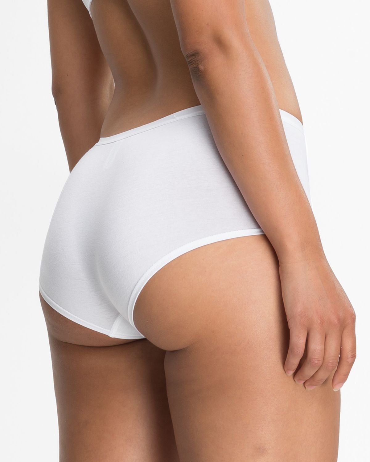 Model trägt Pant in weiß aus der Serie Take two, Ansicht von hinten.