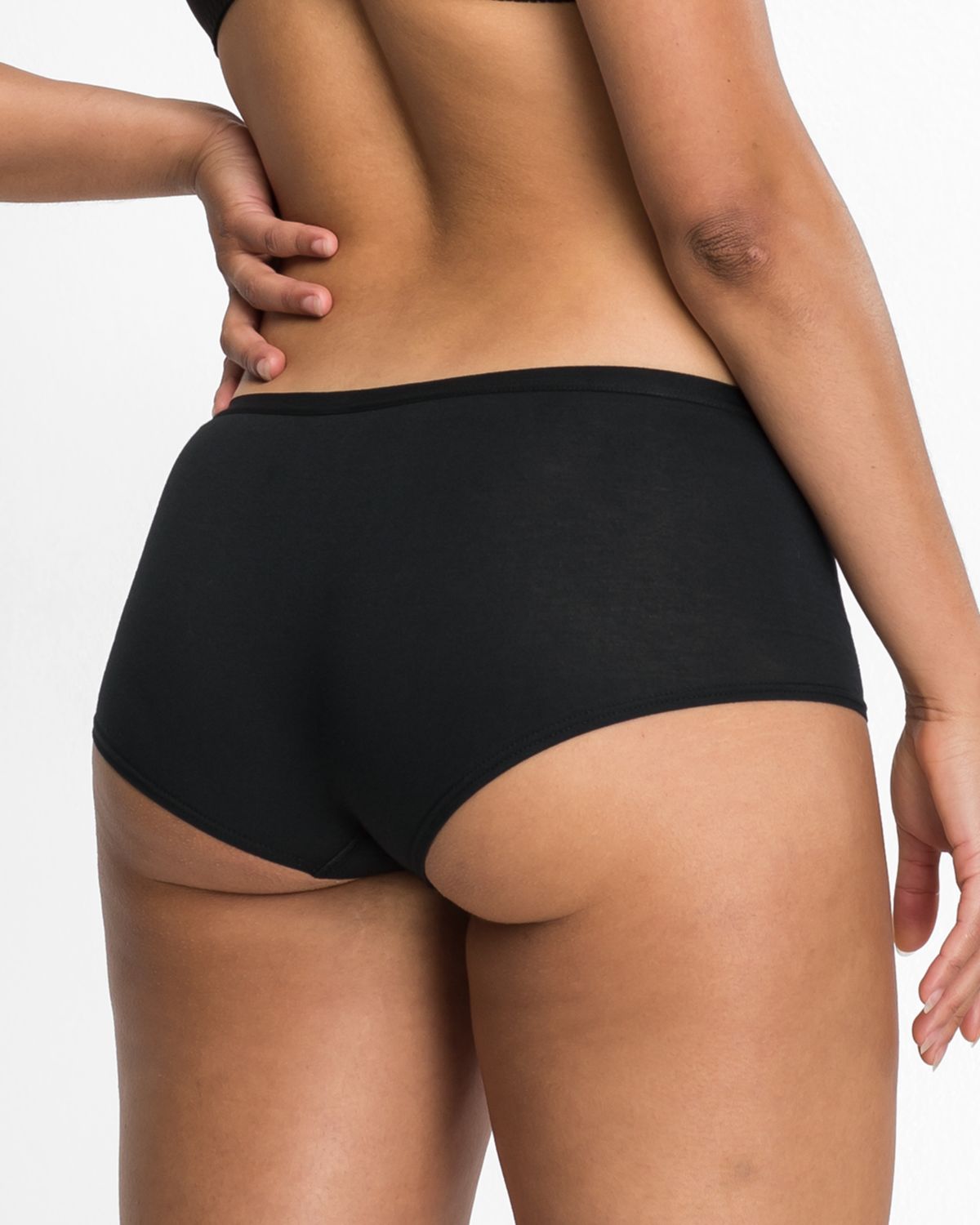 Model trägt Pant in schwarz aus der Serie Take two, Ansicht von hinten.