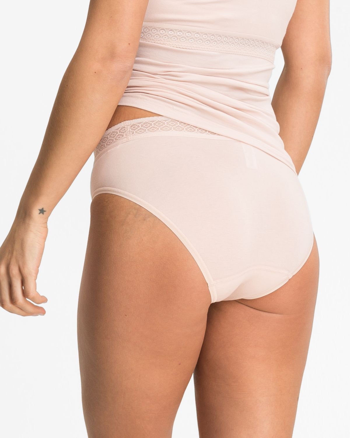 Model trägt Bikinislip in honey aus der Serie Feelin'fine, Ansicht von hinten.