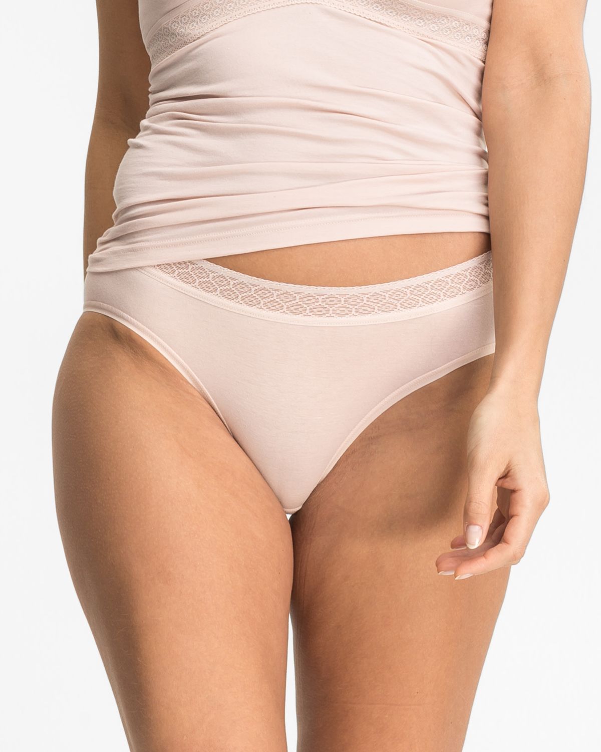 Model trägt Bikinislip in honey aus der Serie Feelin'fine, Ansicht von vorne.