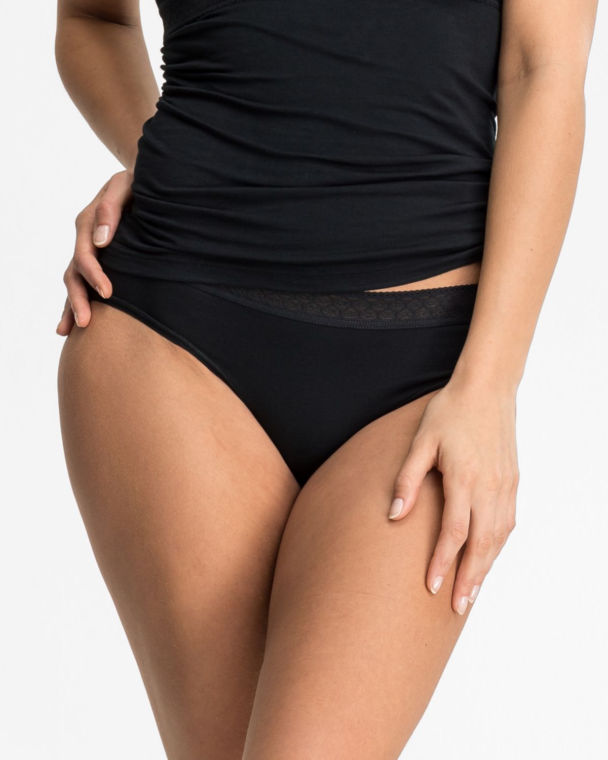 Model trägt Bikinislip in schwarz aus der Serie Feelin'fine, Ansicht von vorne.