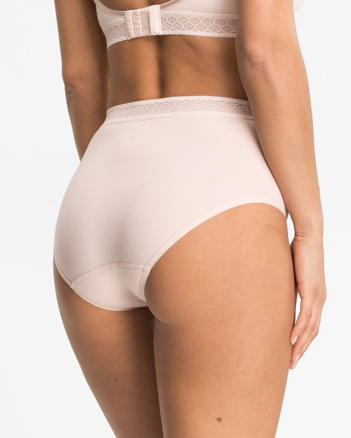 Model trägt Midislip in honey aus der Serie Feelin'fine, Ansicht von hinten.