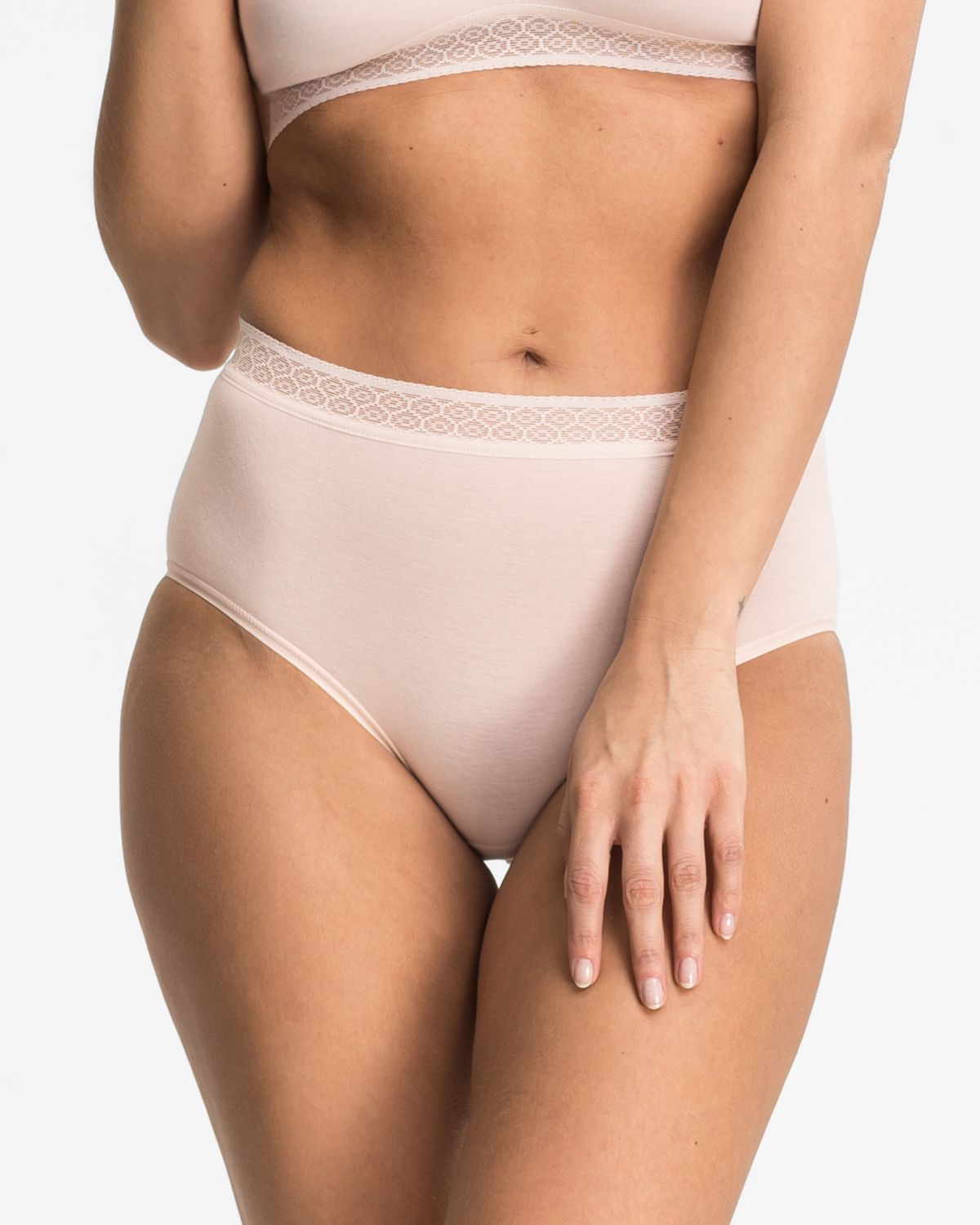 Model trägt Midislip in honey aus der Serie Feelin'fine, Ansicht von vorne.