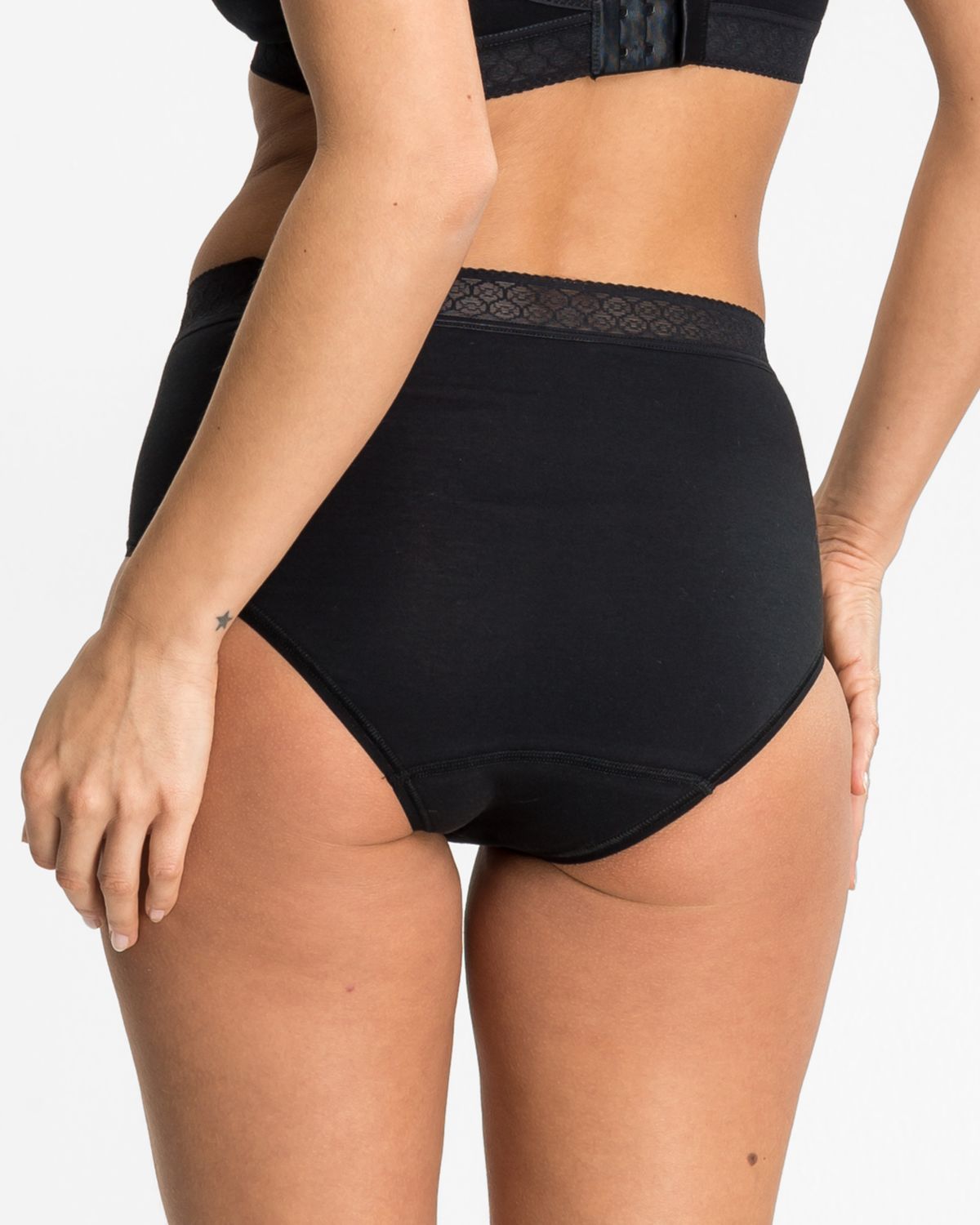 Model trägt Midislip in schwarz aus der Serie Feelin'fine, Ansicht von hinten.