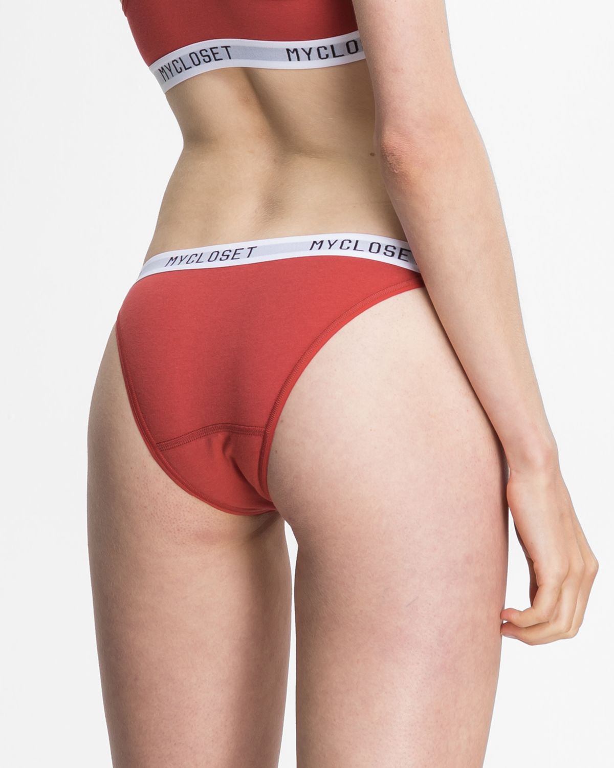 Model trägt Tanga in pepper aus der Serie Logo Lover, Ansicht von hinten.