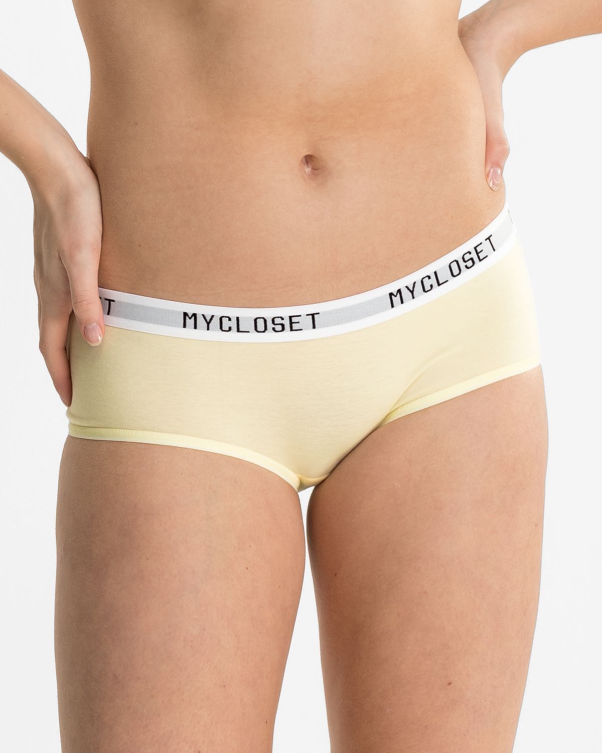 Model trägt Low Hip in zitrone aus der Serie Logo Lover, Ansicht von vorne.