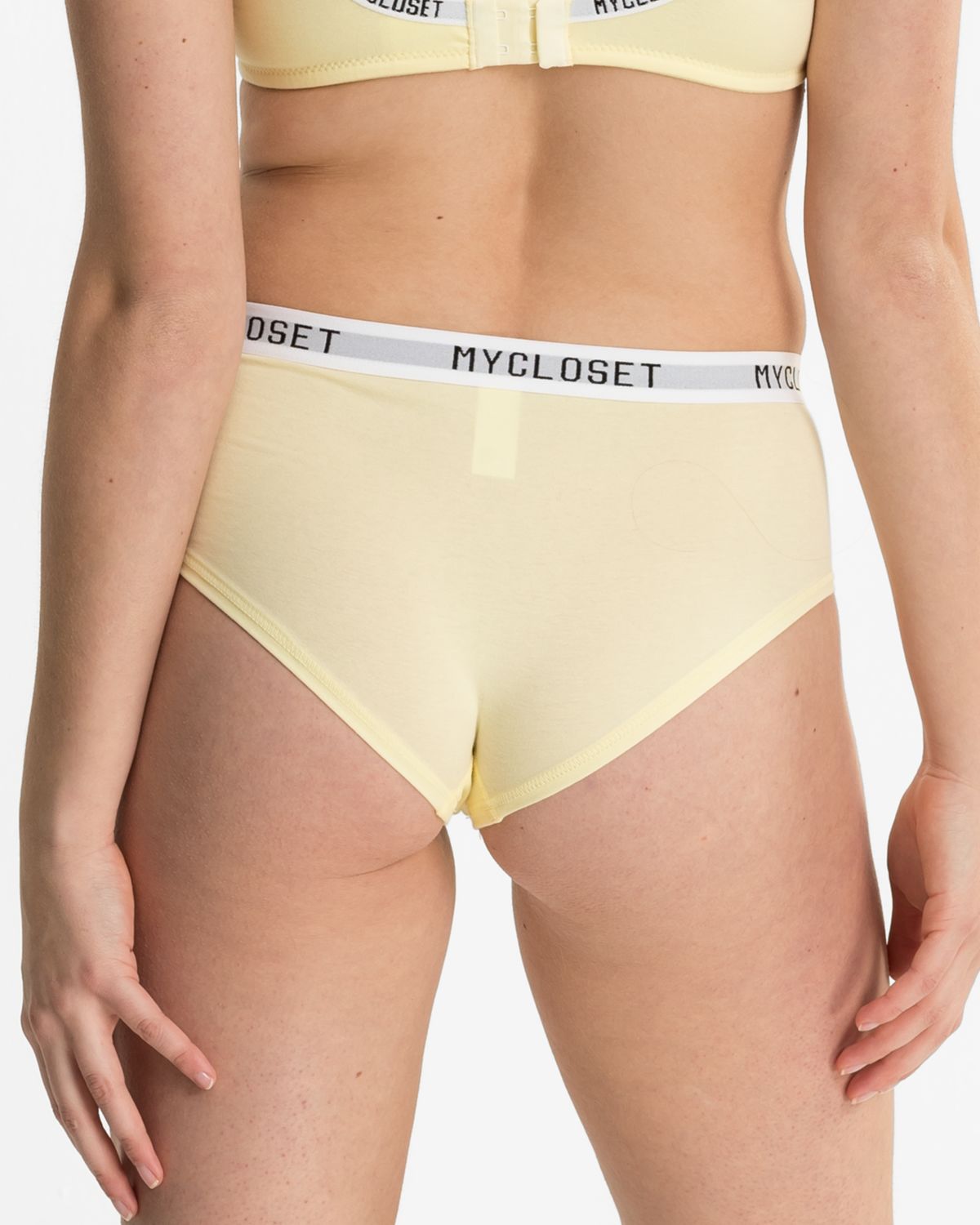 Model trägt Pant in zitrone aus der Serie Logo Lover, Ansicht von hinten.