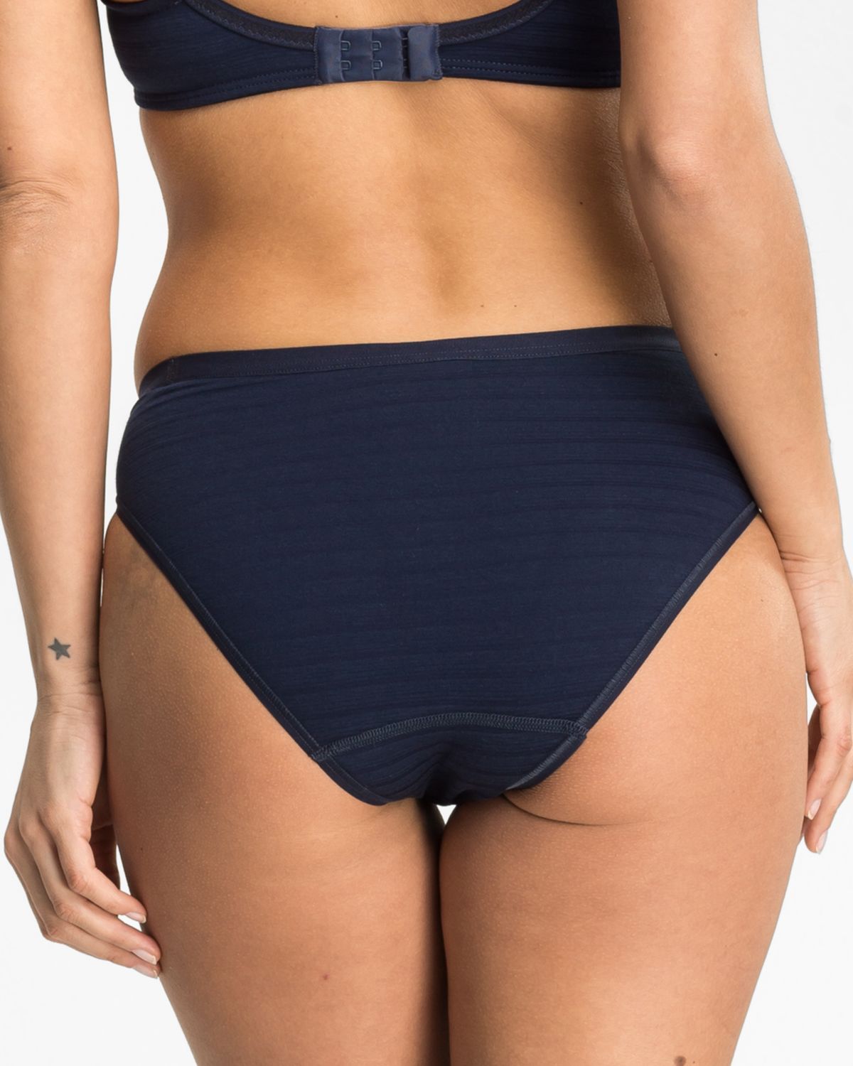 Model trägt Bikinislip in blueberry aus der Serie Cotton&More, Ansicht von hinten.