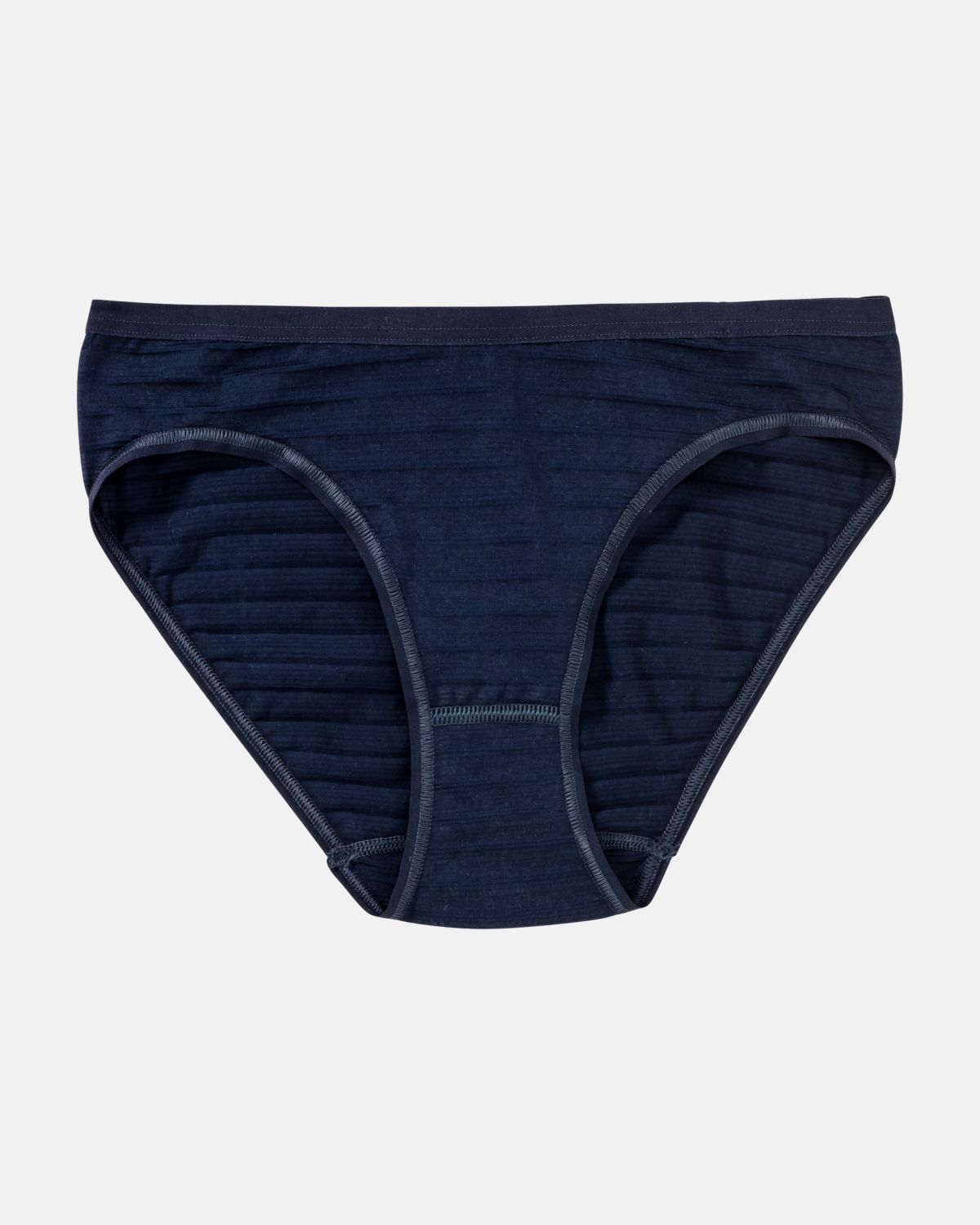 Bikinislip in blueberry aus der Serie Cotton&More, flach auf einer Oberfläche liegend.