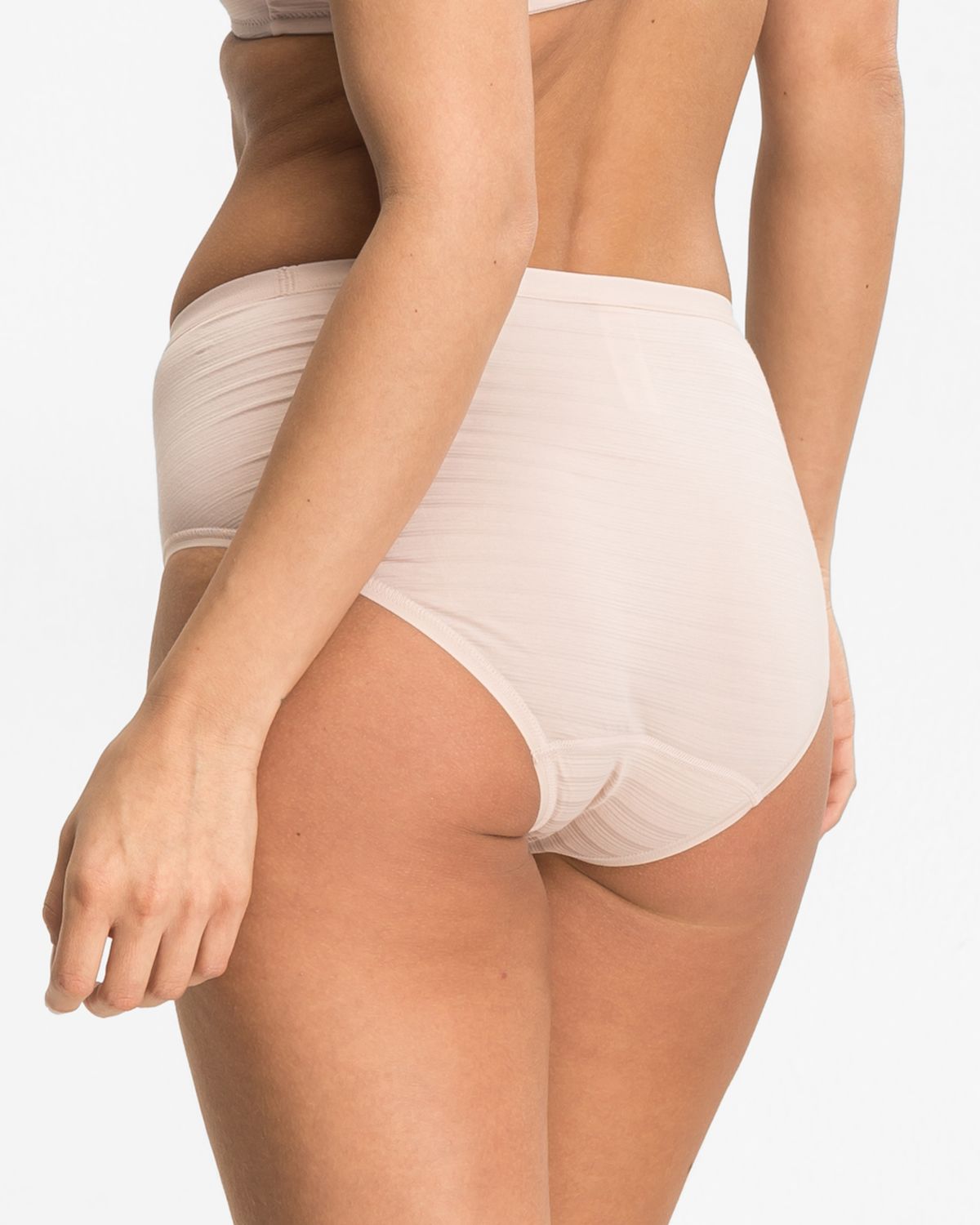 Model trägt Midislip in honey aus der Serie Cotton&More, Ansicht von hinten.