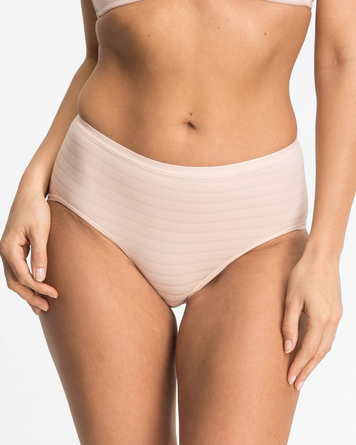Model trägt Midislip in honey aus der Serie Cotton&More, Ansicht von vorne.