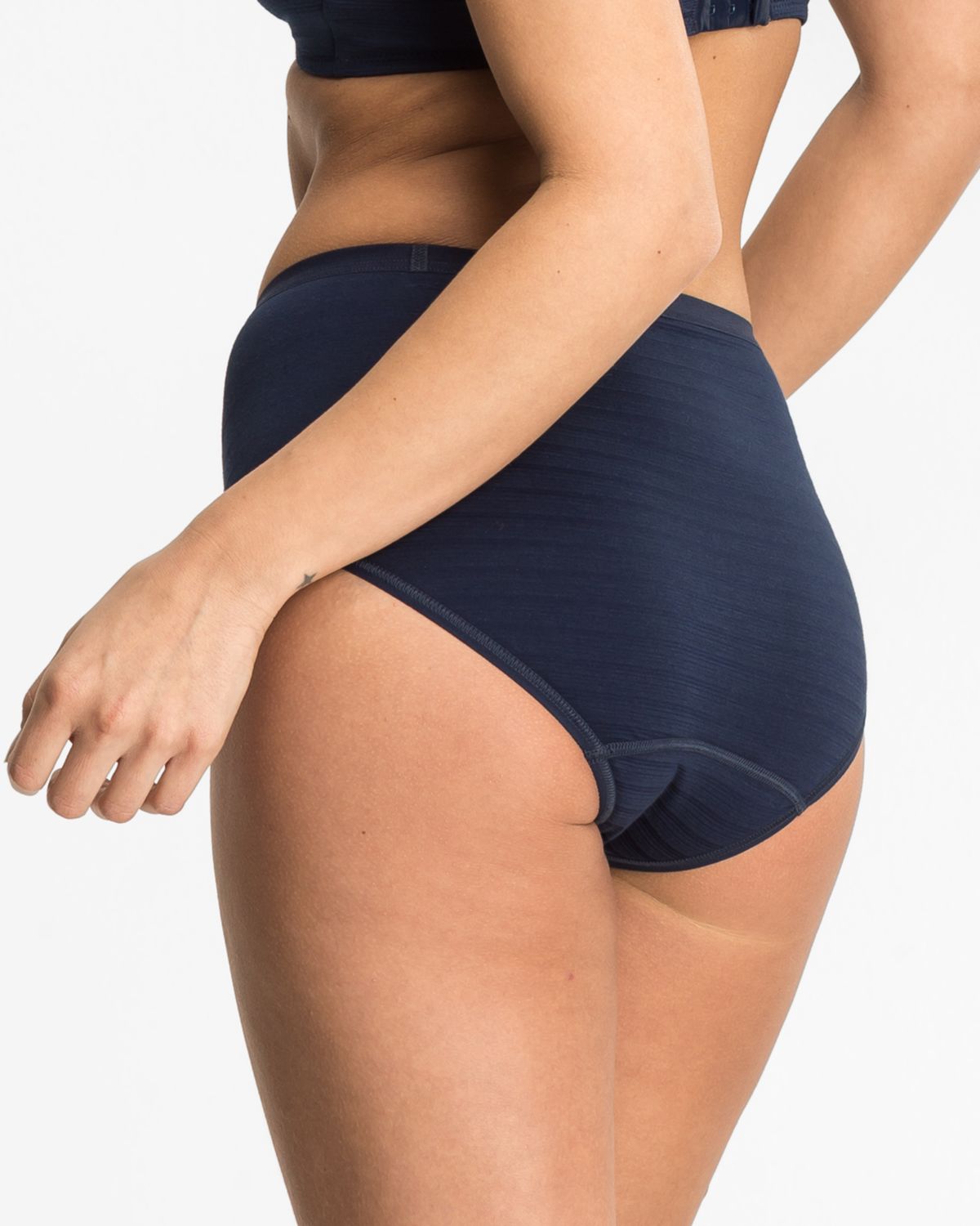 Model trägt Midislip in blueberry aus der Serie Cotton&More, Ansicht von hinten.